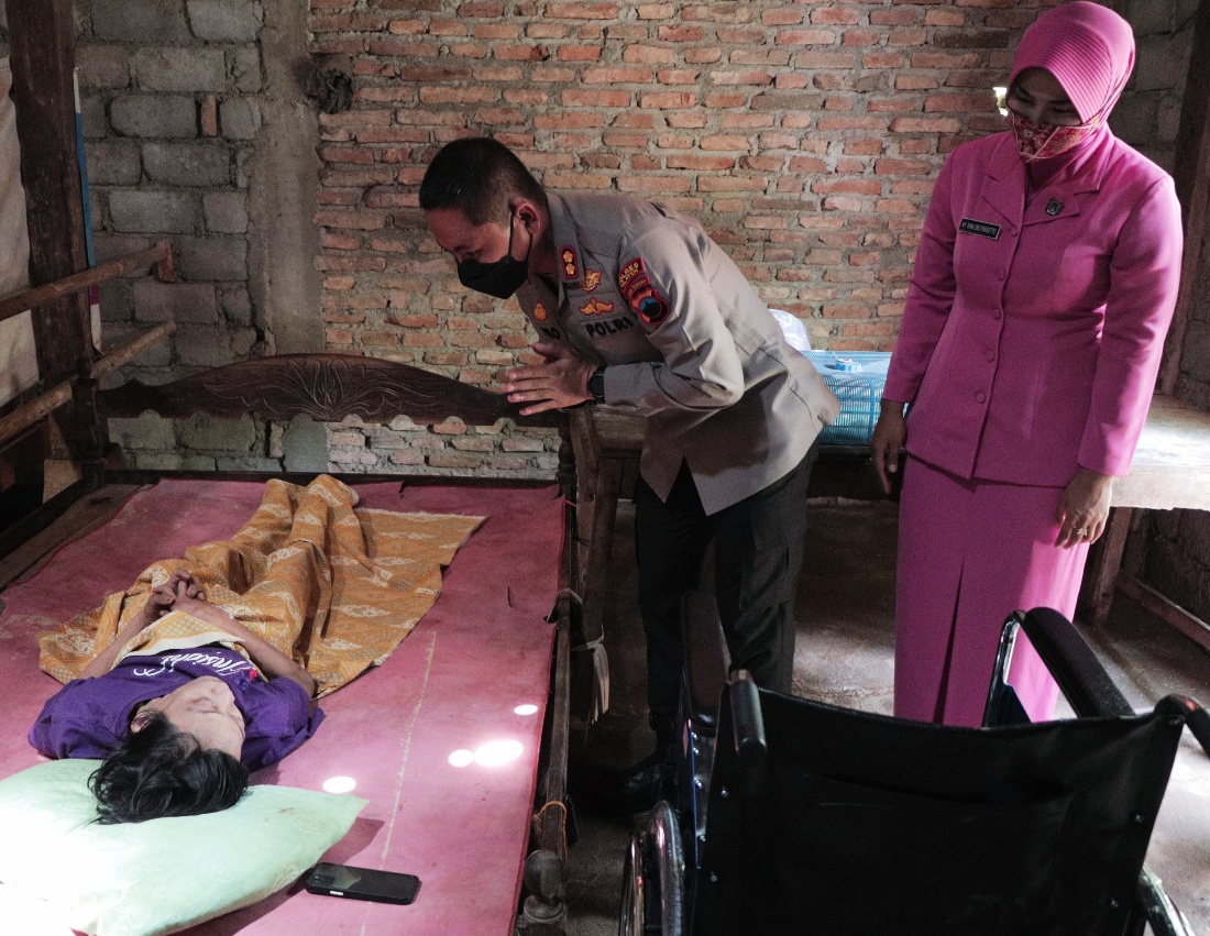 Kapolres Klaten AKB Eko Prasetyo dan istri menyerahkan kursi roda untuk dua warga yang menderita kelumpuhan