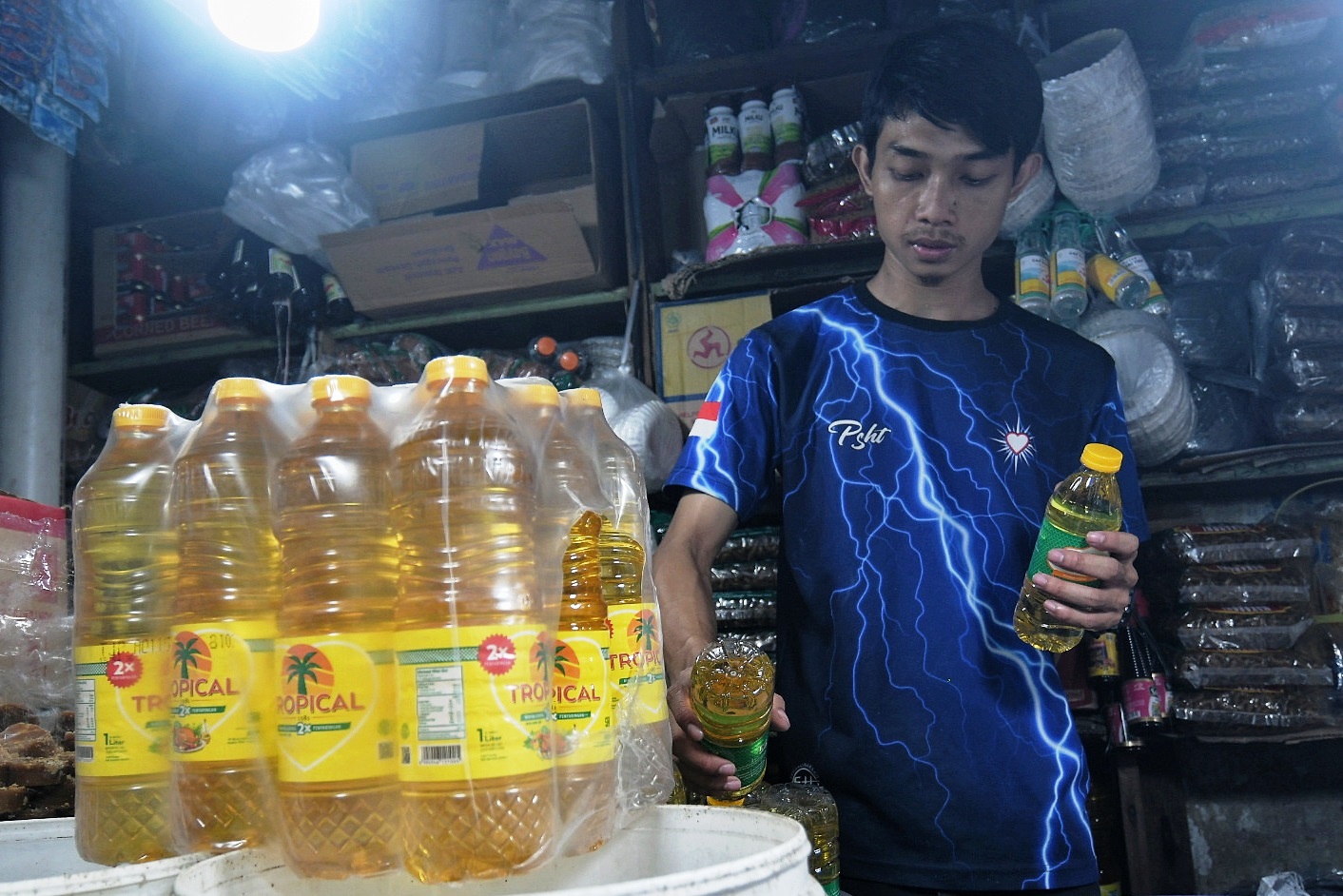 Pasar tradisional menjual minyak goreng harga lama.