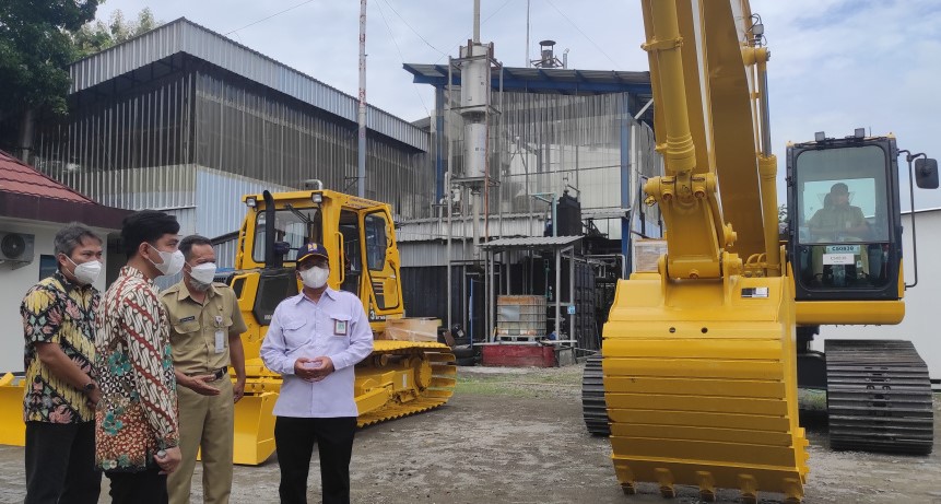  Walikota Gibran menerima dua unit alat berat, buldoser dan ekskavator dari Kemen PUPR yang diserahkan Kepala Balai Prasarana Jateng, Cakra 