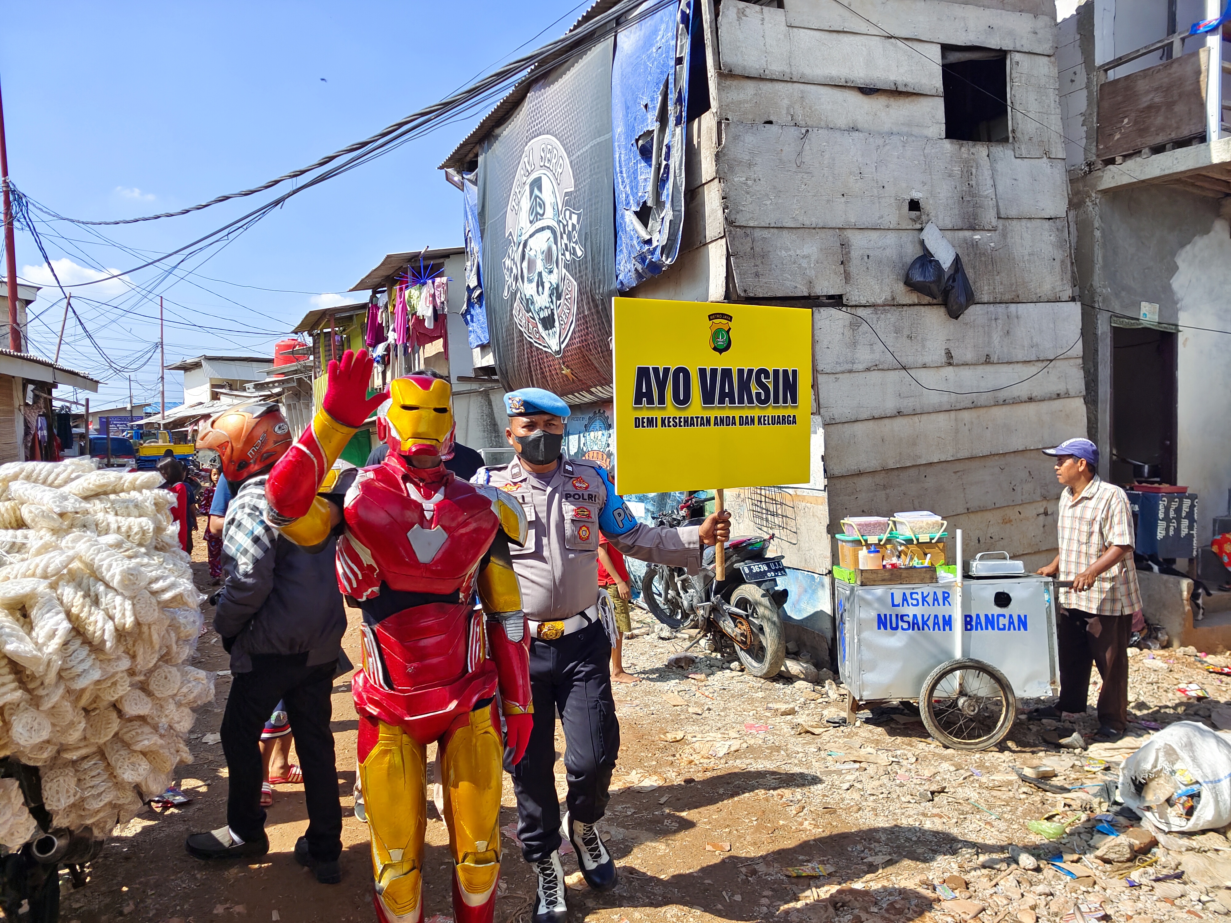 'Ironman' dan jajaran Polres Pelabuhan Tanjung Priok menggelar vaksinasi untuk anak di Muara Angke, Jakarta.