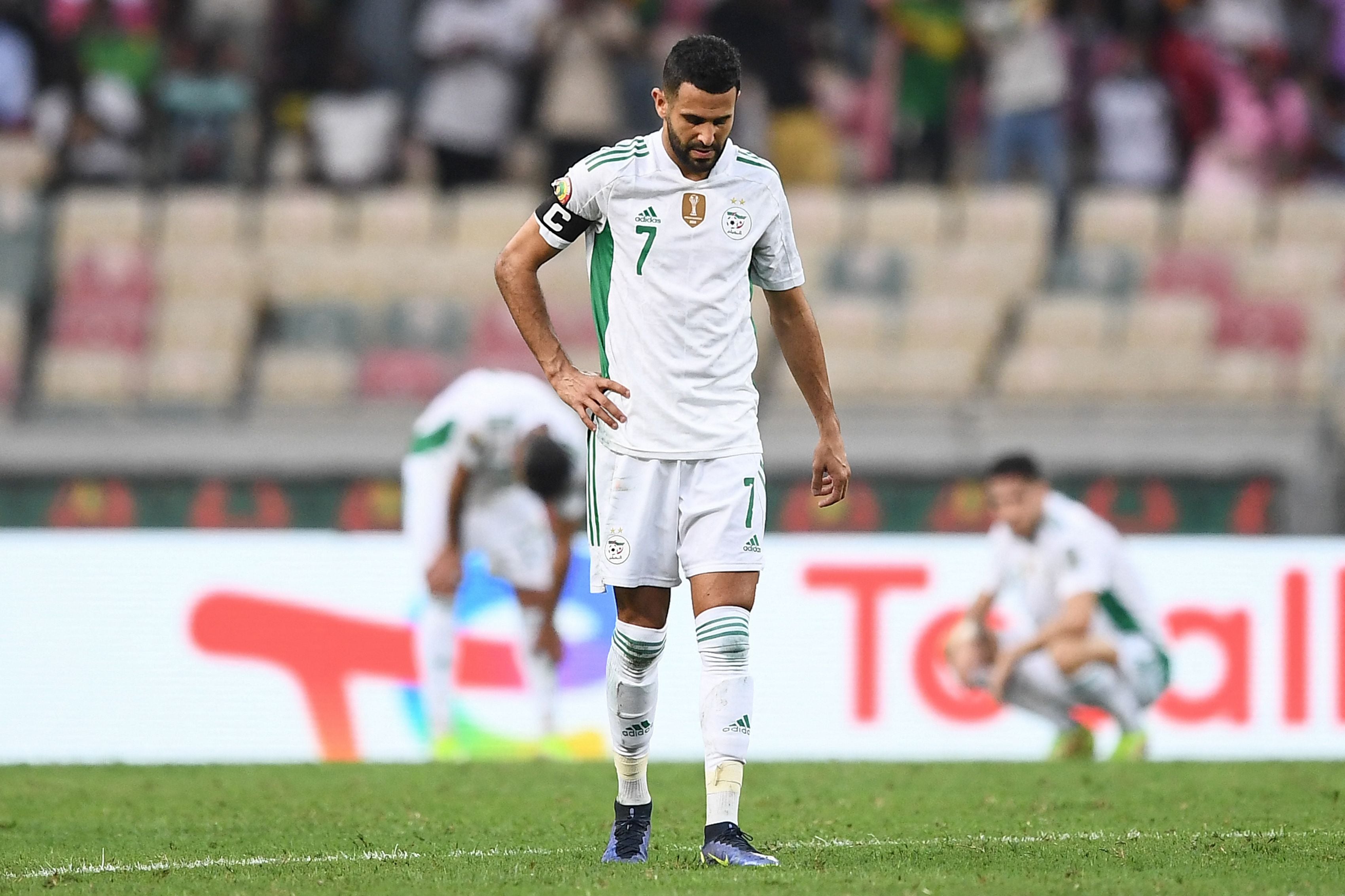 Gelandang Aljazair Riyad Mahrez tertunduk usai laga Piala Afrika melawan Pantai Gading.