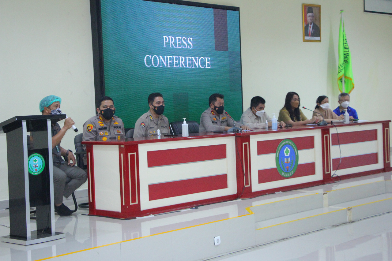 Dirut RSUP Prof Kandou Malalayang, Manado, Jimmy Panelewen dan Kapolda Sulut, Irjen Mulyatno, saat press confrence kematian bo Senin (24/1),