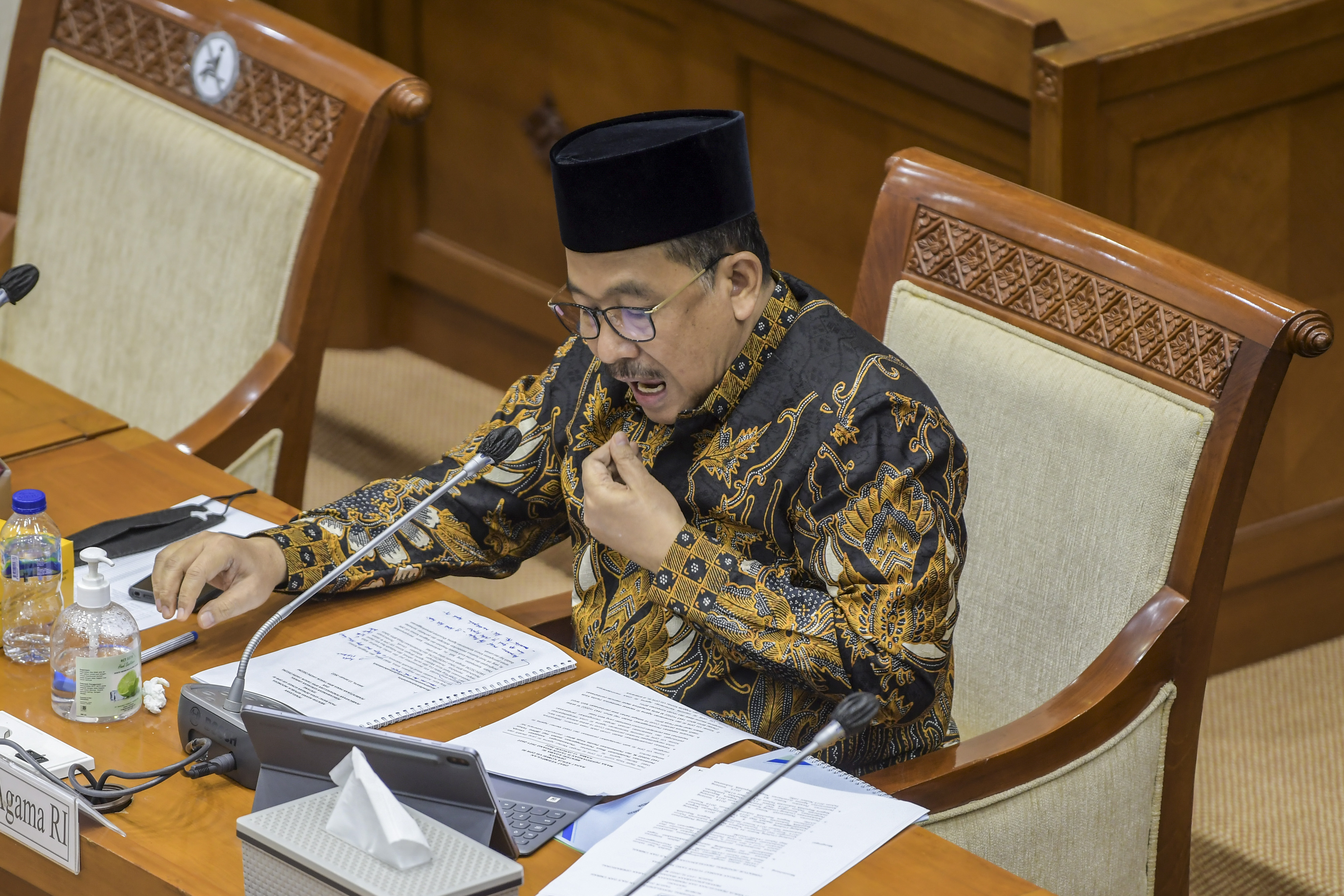  Wakil Menteri Agama Zainut Tauhid Sa'adi mengikuti rapat kerja dengan Komisi VIII DPR di Kompleks Parlemen, Jakarta, Kamis (13/1/2022).