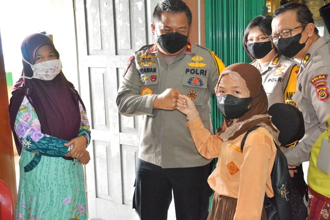 Wakapolda Jambi Brigjen Yudawan R, menyemangati kegiatan vaksinasi anak yang dilakukan di SDN 205, Simpang Rimbo, Rabu (5/1).