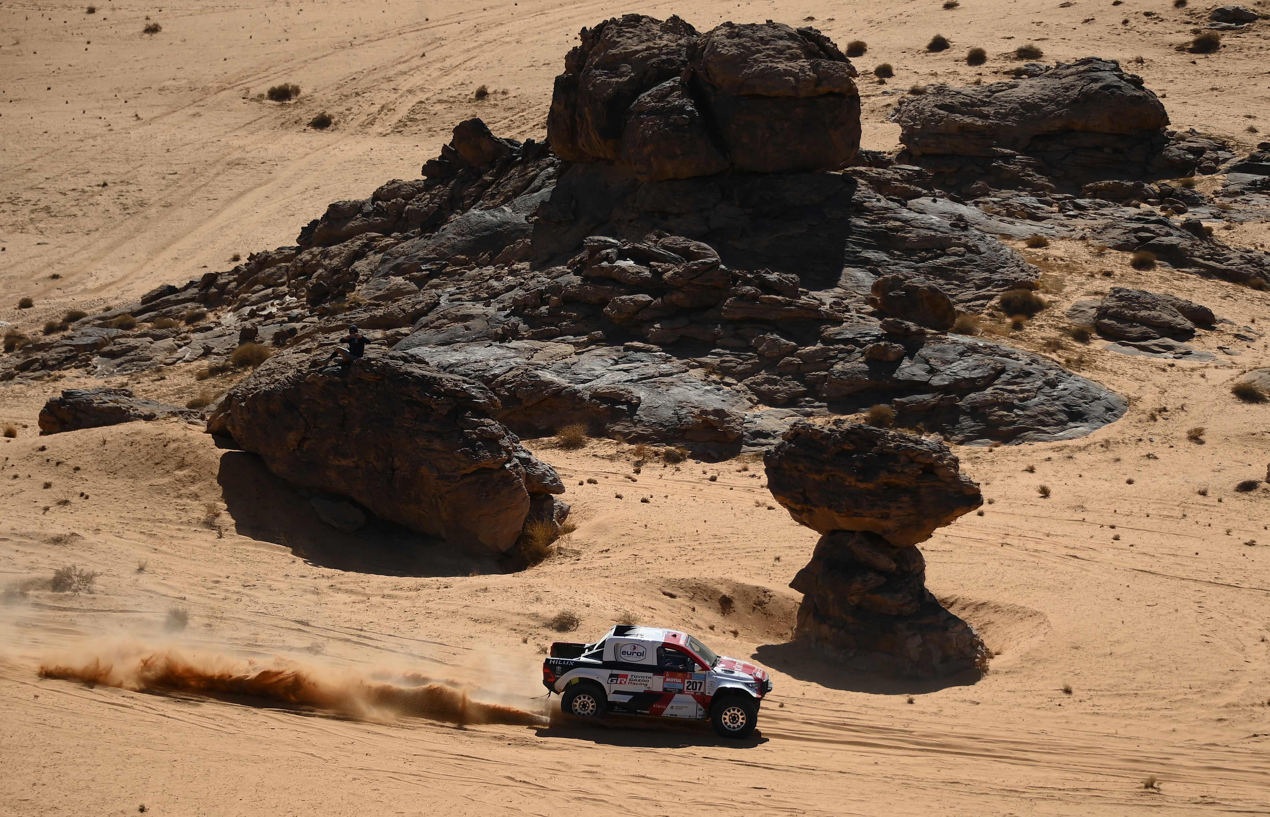 Seorang pembalap ambil bagian dalam Reli Dakar.