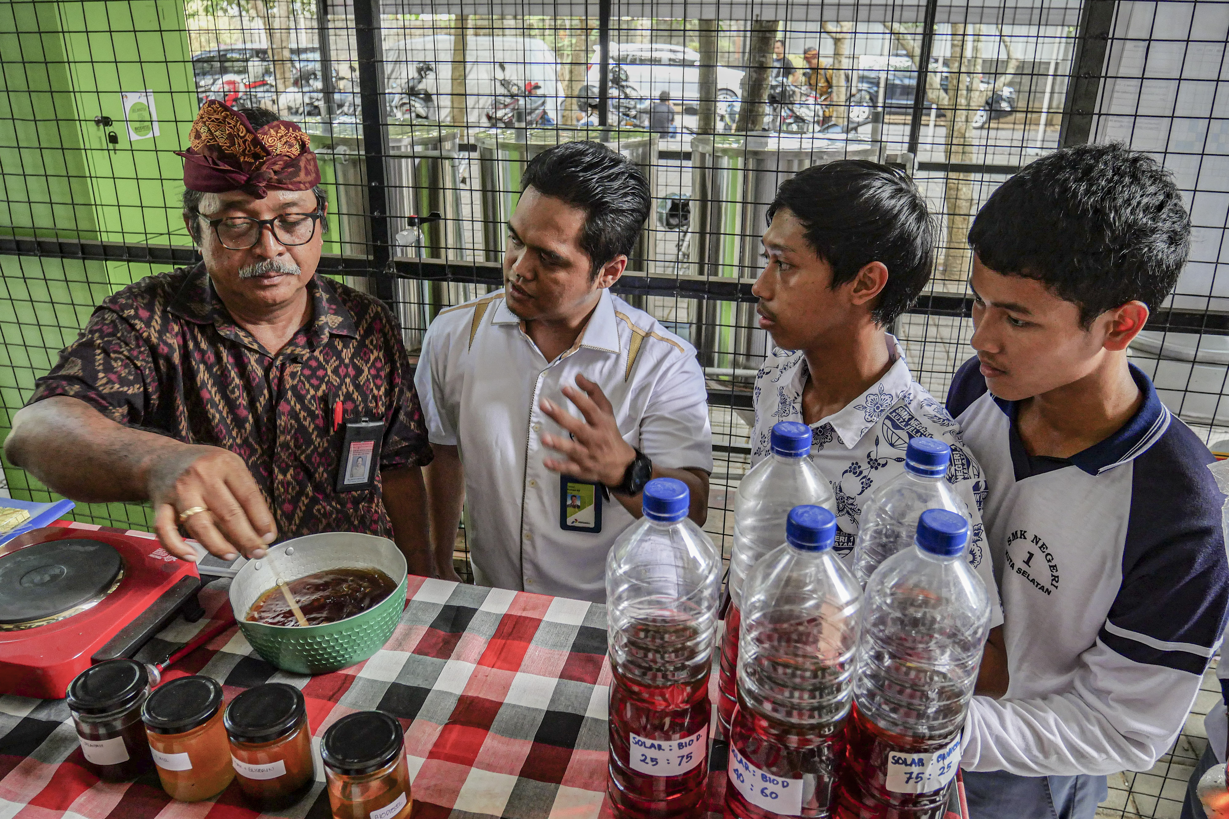 Ilustrasi: Proses pengolahan minyak jelantah menjadi biodiesel di SMK N 1 Kuta Selatan, Bali, Kamis (12/12/2019).