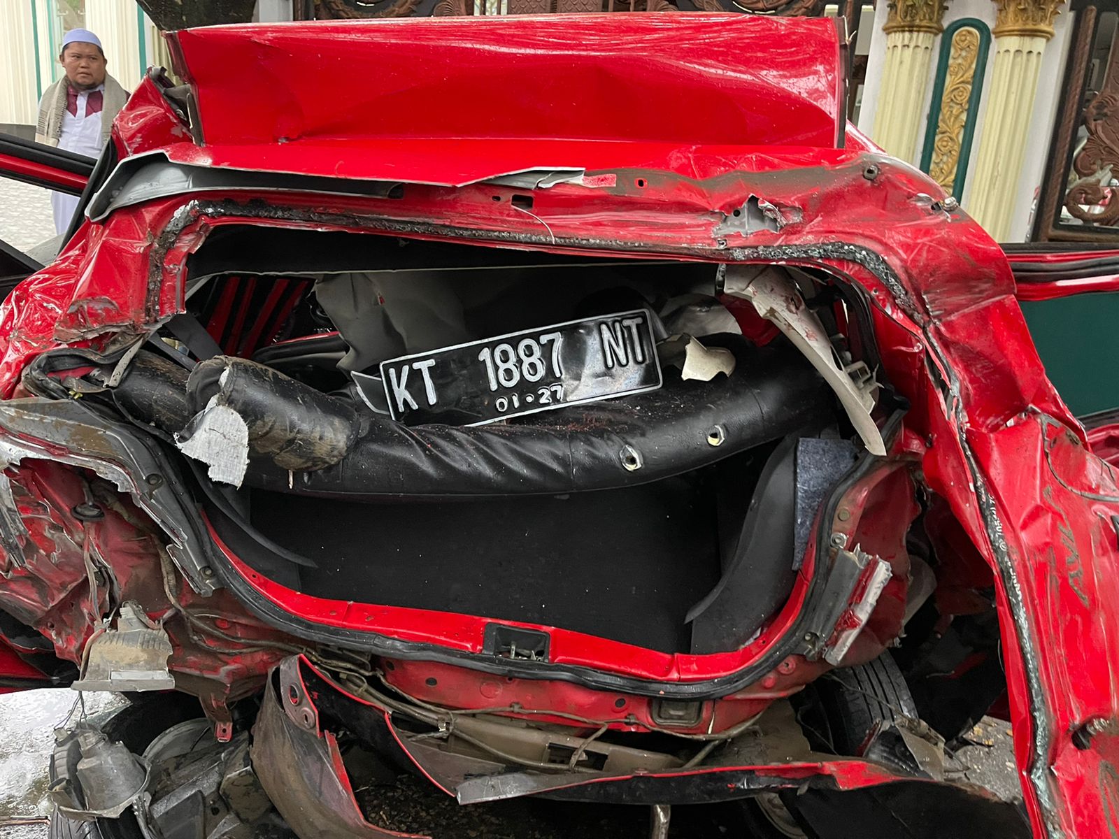 Sebuah mobil hancur bagian belakang setelah dihantam truk tronton di simpang Muara Rapak, Balikpapan, Kalimantan Timur, Jumat (21/1/2022)