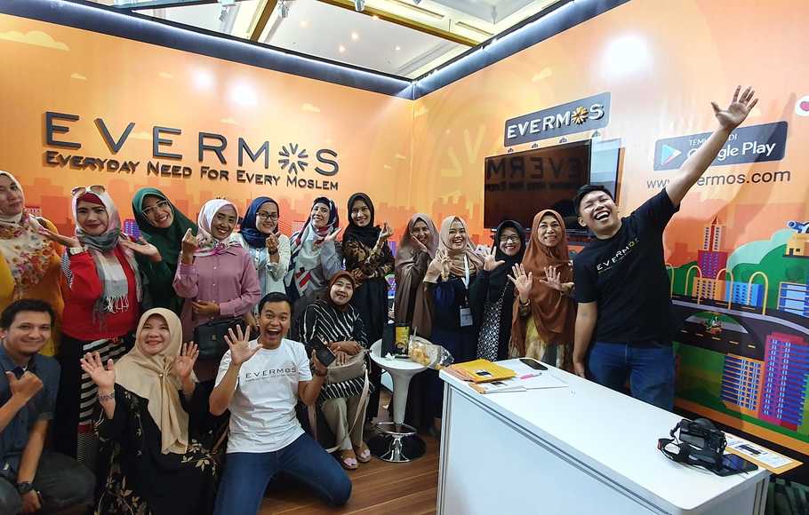 Para ibu yang menjadi reseller produk UMKM melalui startup Evermos. 