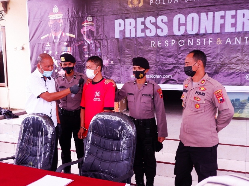 Bento, pelaku pelecehan dan pemukulan terhadap penyanyi dangdut, saat dihadirkan dalam jumpa pers di Mapolres Klaten. 