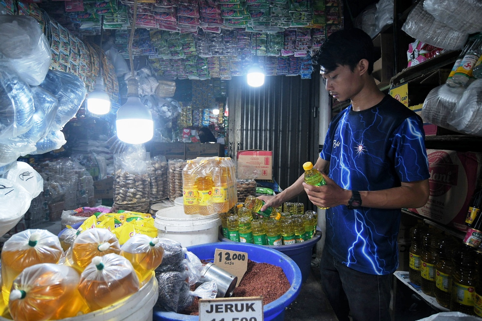 Minyak goreng di pasar tradisional.