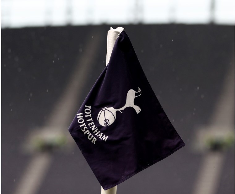 Logo Tottenham Hotspurs terlihat di bendera pojok lapangan.