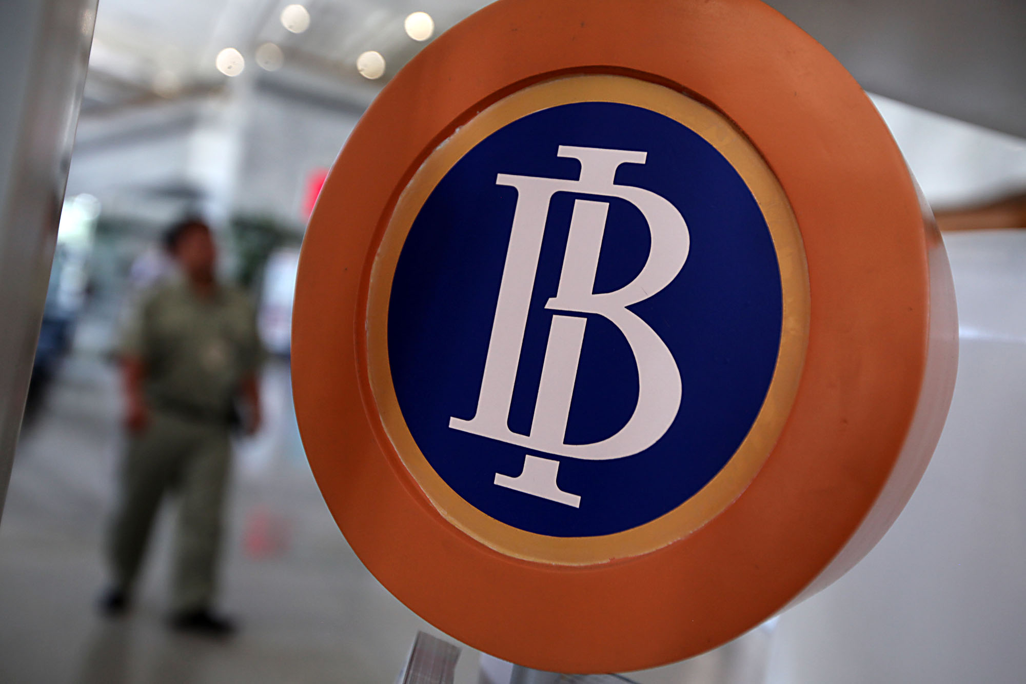Seorang pria melintas di dekat logo Bank Indonesia di Gedung C Bank Indonesia (BI), Jalan MH Thamrin, Jakarta Pusat.
