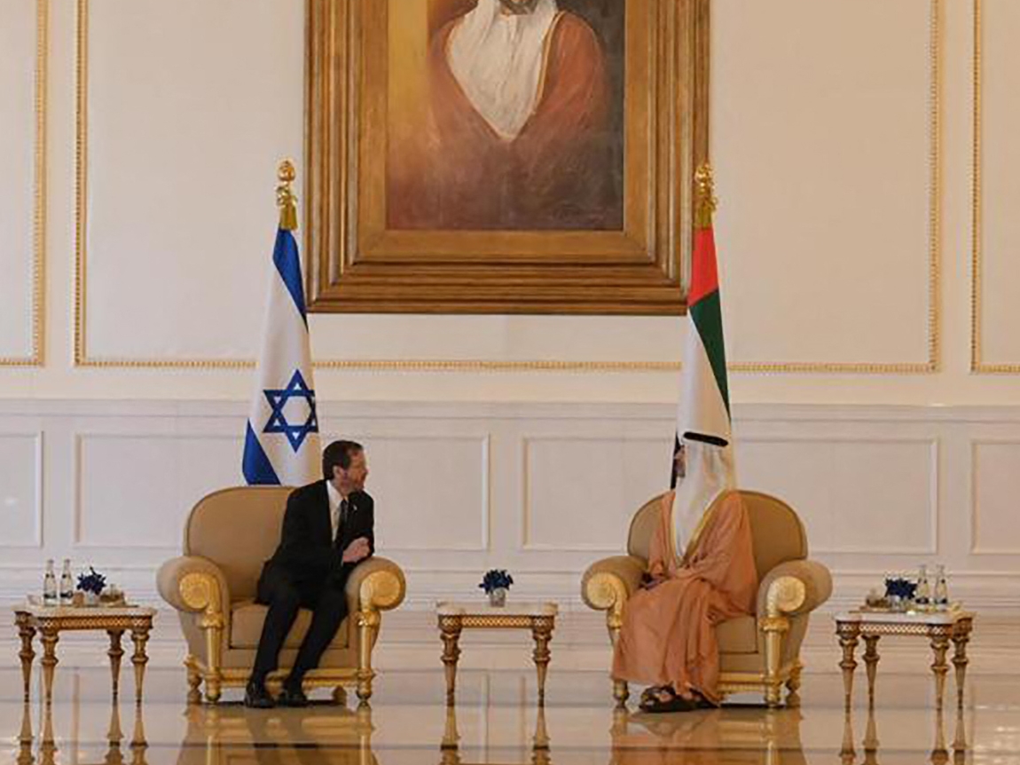 Menteri Luar Negeri Uni Emirat Arab Sheikh Abdullah bin Zayed Al-Nahyan (kedua kanan) bertemu dengan Presiden Israel Isaac Herzog.
