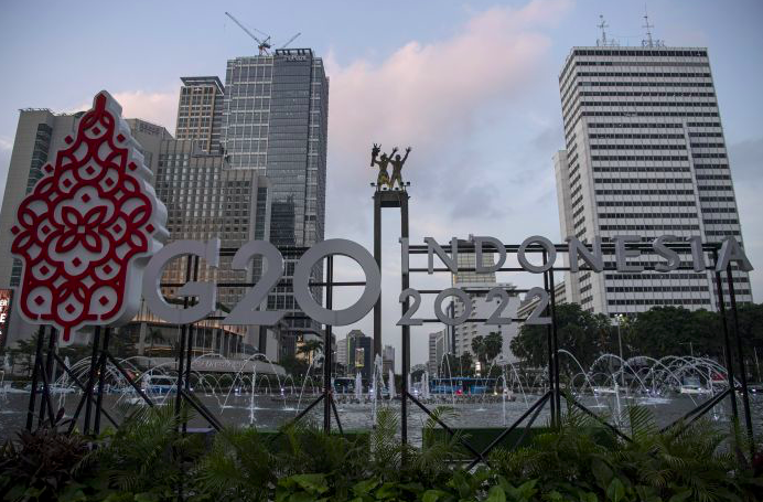Logo Presidensi G20 Indonesia 2022 terpajang di Bundaran HI, Jakarta, Jumat (21/1/2022)