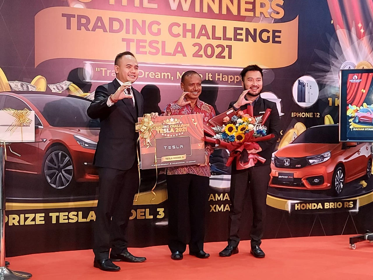 Penganugerahan pemenang ajang Trading Challenge Tesla 2021 yang digelar Astronacci International