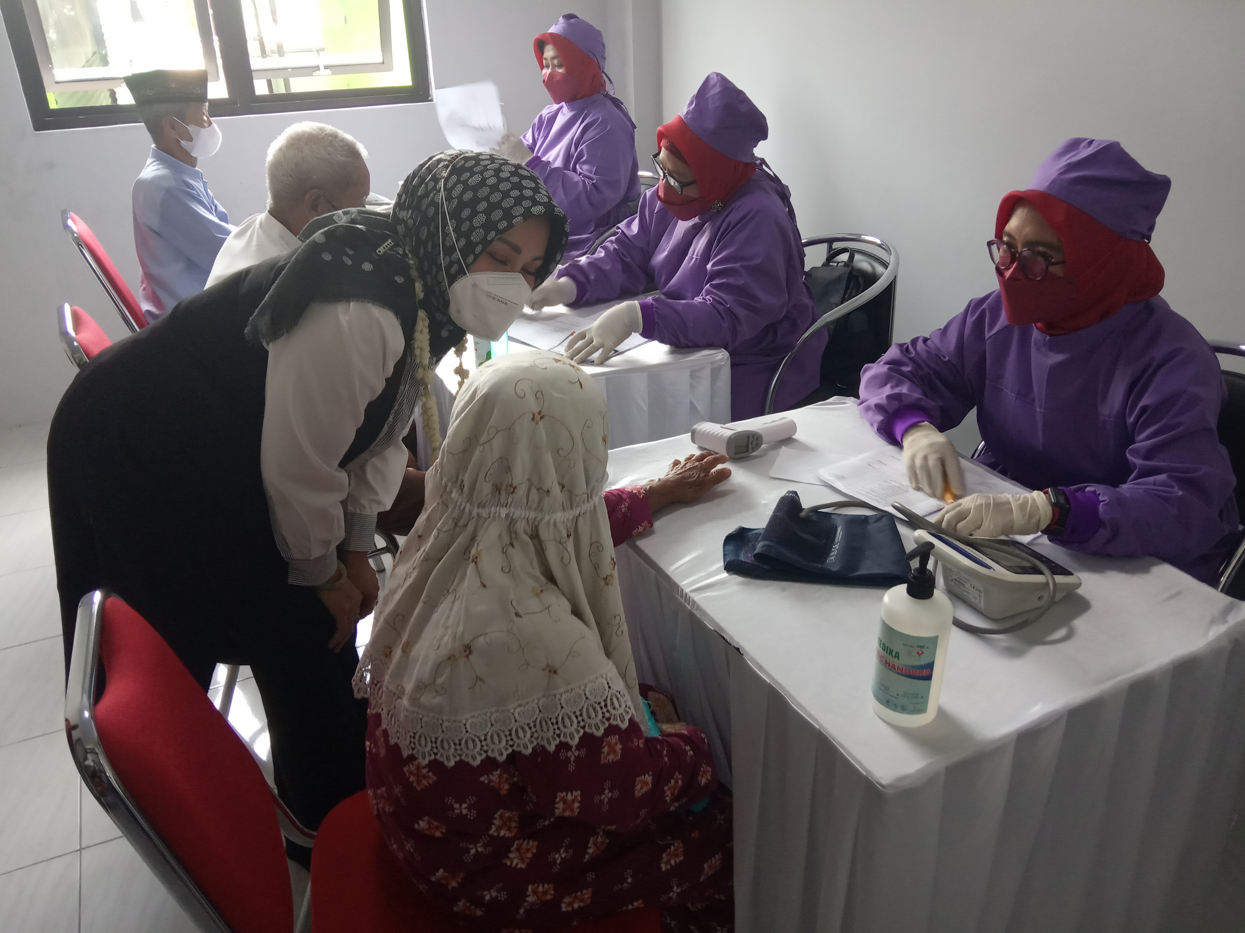 Bupati Klaten Sri Mulyani berbincang dengan warga lansia yang mendapatkan vaksinasi booster