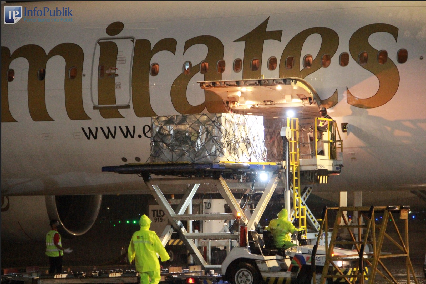 Kedatangan vaksin covid-19 donasi dari COVAX.