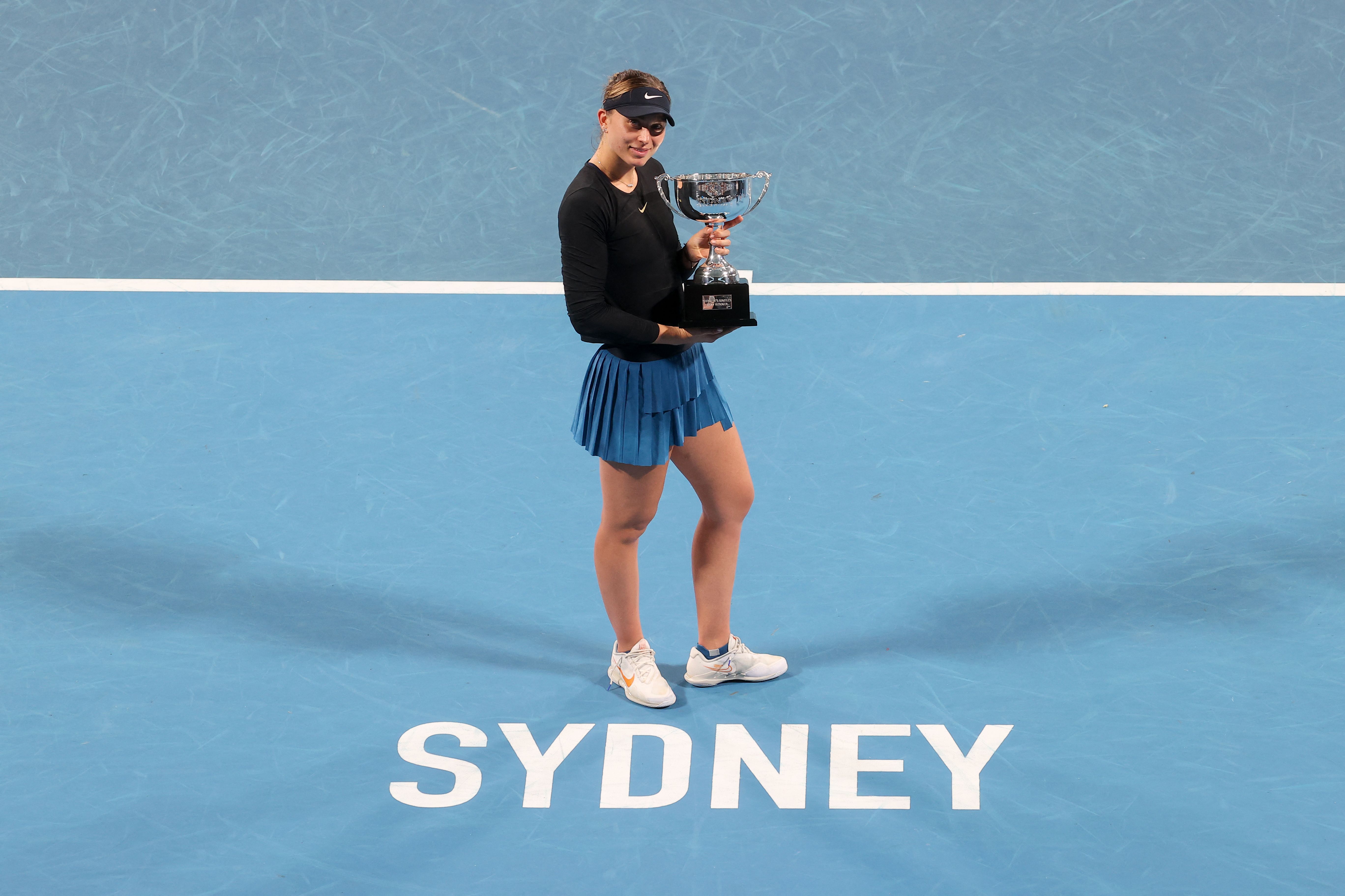 Petenis Spanyol Paula Badosa memamerkan trofi Sydney Tennis Classic yang dimenangkannya.
