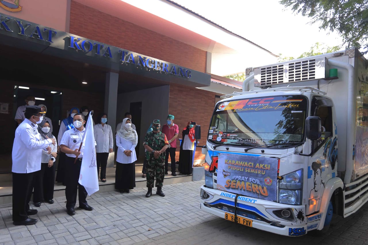 Wali Kota Tangerang Arief R Wismansyah didampingi Camat Karawaci Wawan Fauzi bersiap melepas bantuan