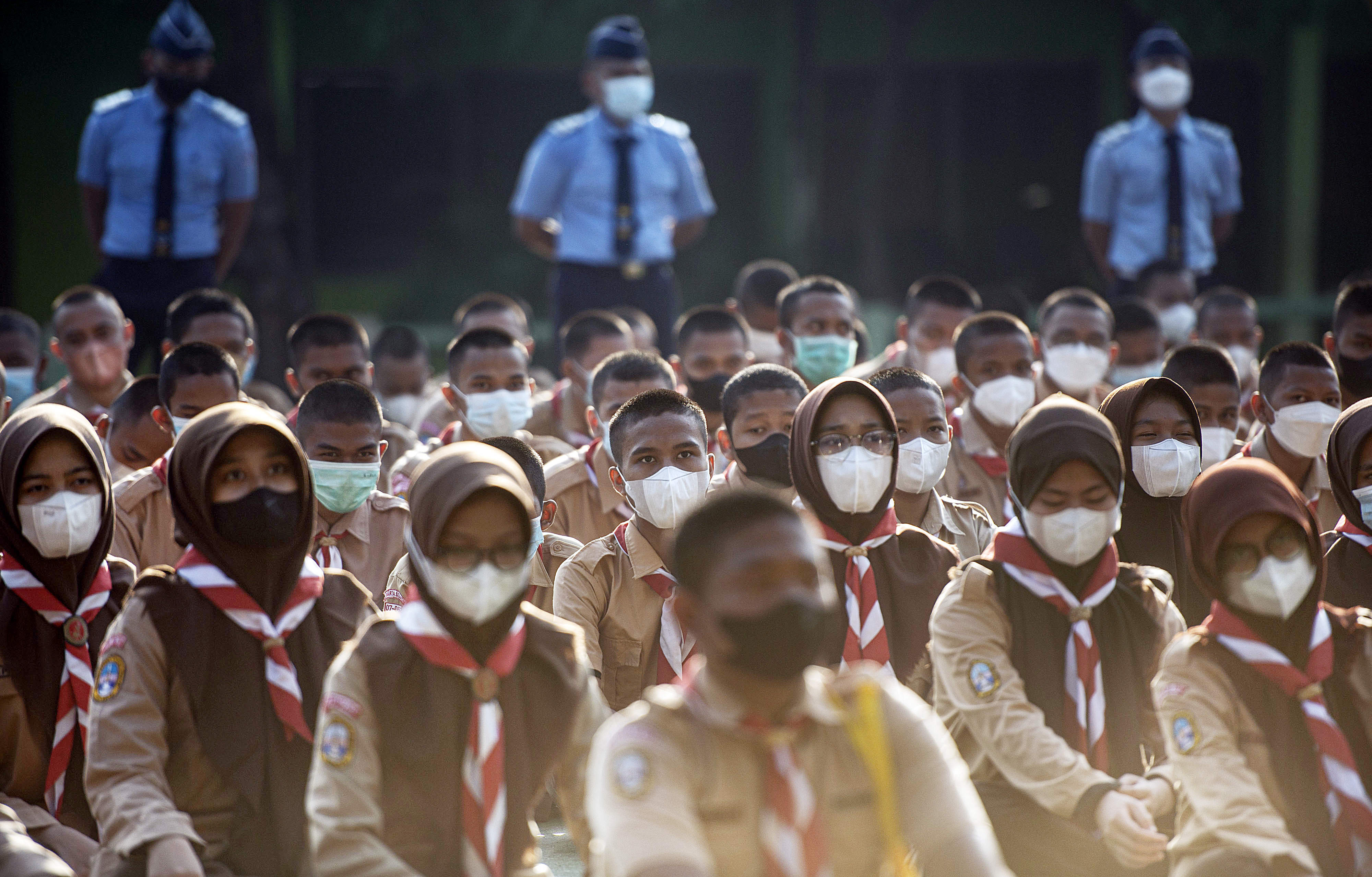 Pelajar mengikuti sosialisasi keselamatan berlalu lintas di SMKN 29 Jakarta, Kebayoran Baru, Jakarta Selatan
