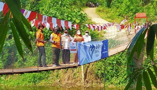 Direktur PT GIS Liwa Supriyanti meresmikan Jembatan Karang Bolong