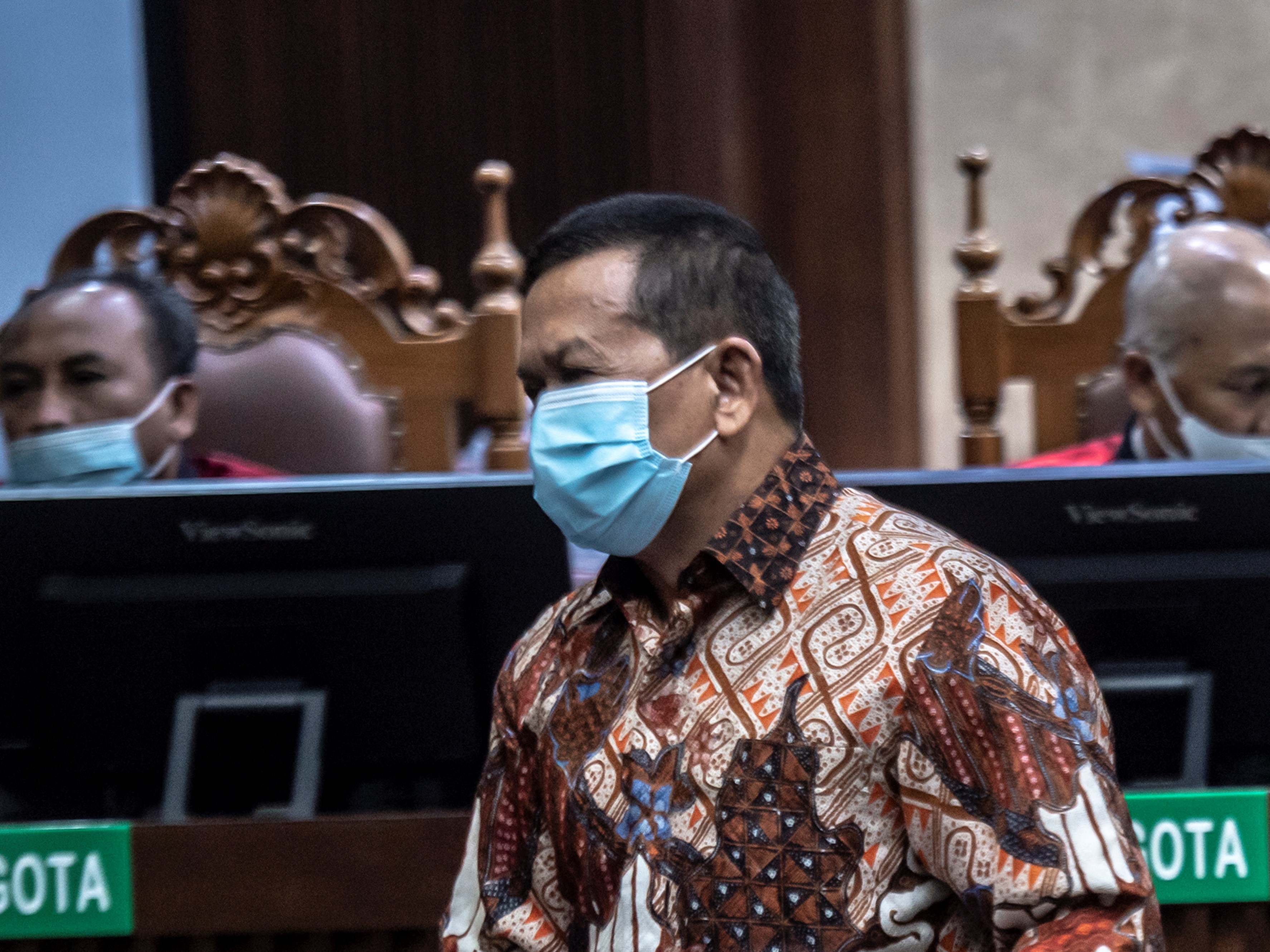 Terdakwa kasus dugaan korupsi pengelolaan dana ASABRI Letnan Jenderal TNI (Purn) Sonny Widjaja hendak mengikuti sidang, Selasa (4/1).