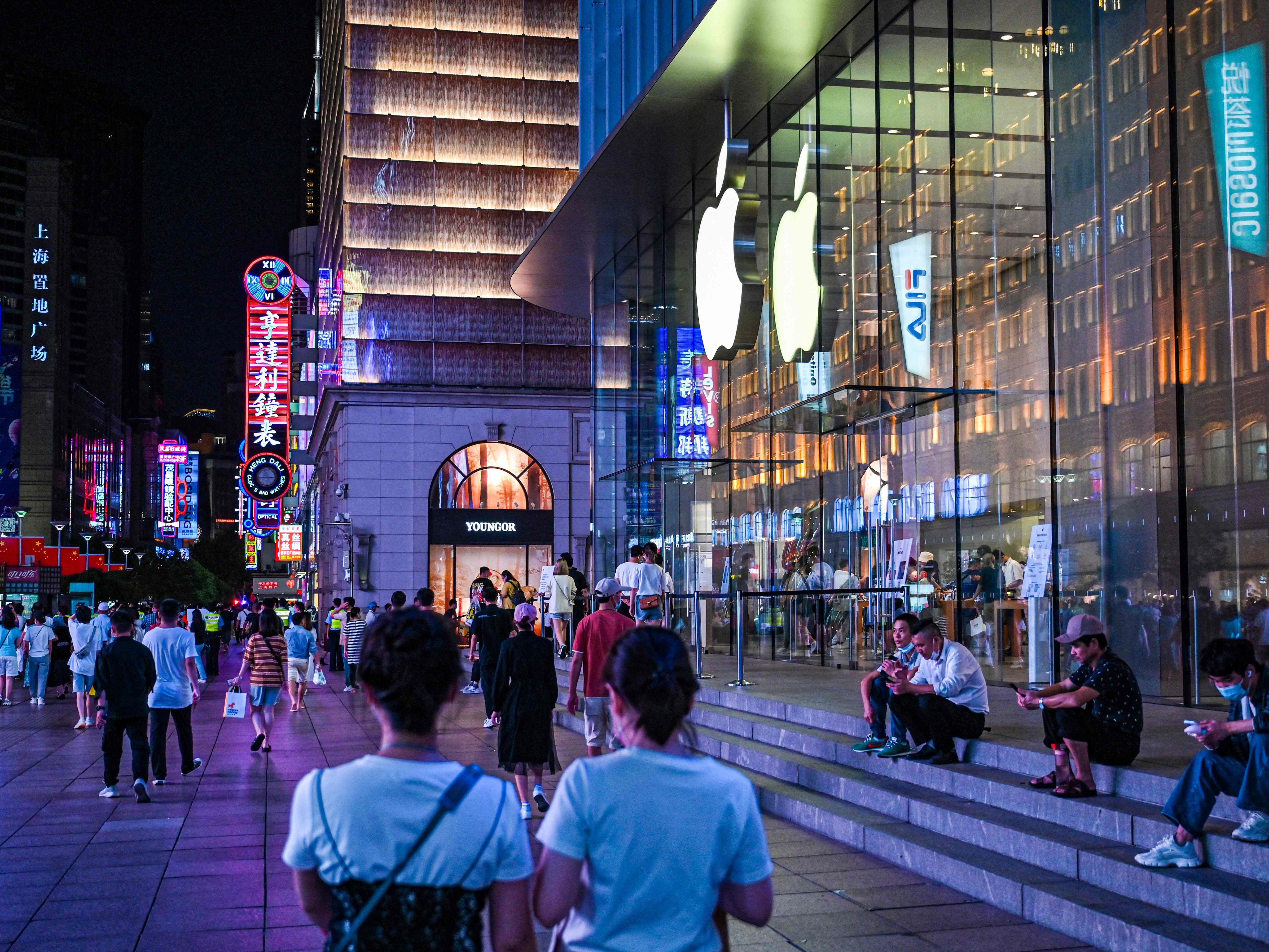 Orang-orang berjalan melewati toko Apple di Shanghai.