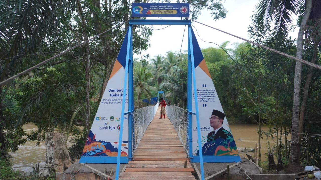  Jembatan gantung yang menghubungkan Desa Kertabumi, Kecamatan Cijeungjing dan Desa Denasari, Kecamatan Cisaga, Kabupaten Ciamis, Jawa Barat