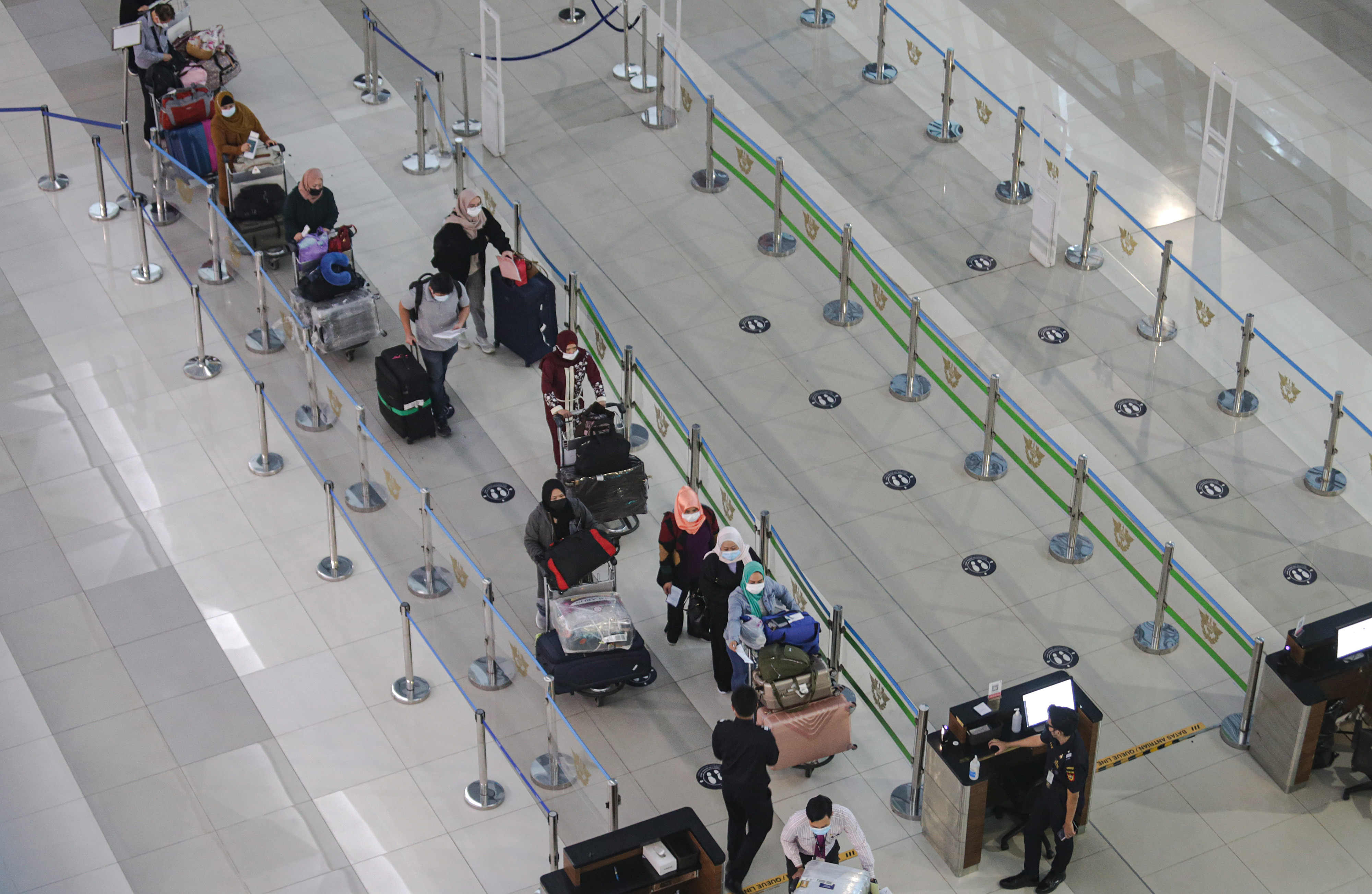 Pelaku perjalanan luar negeri menjalani pemeriksaan dokumen dan kesehatan di Bandara SOekarno-Hatta