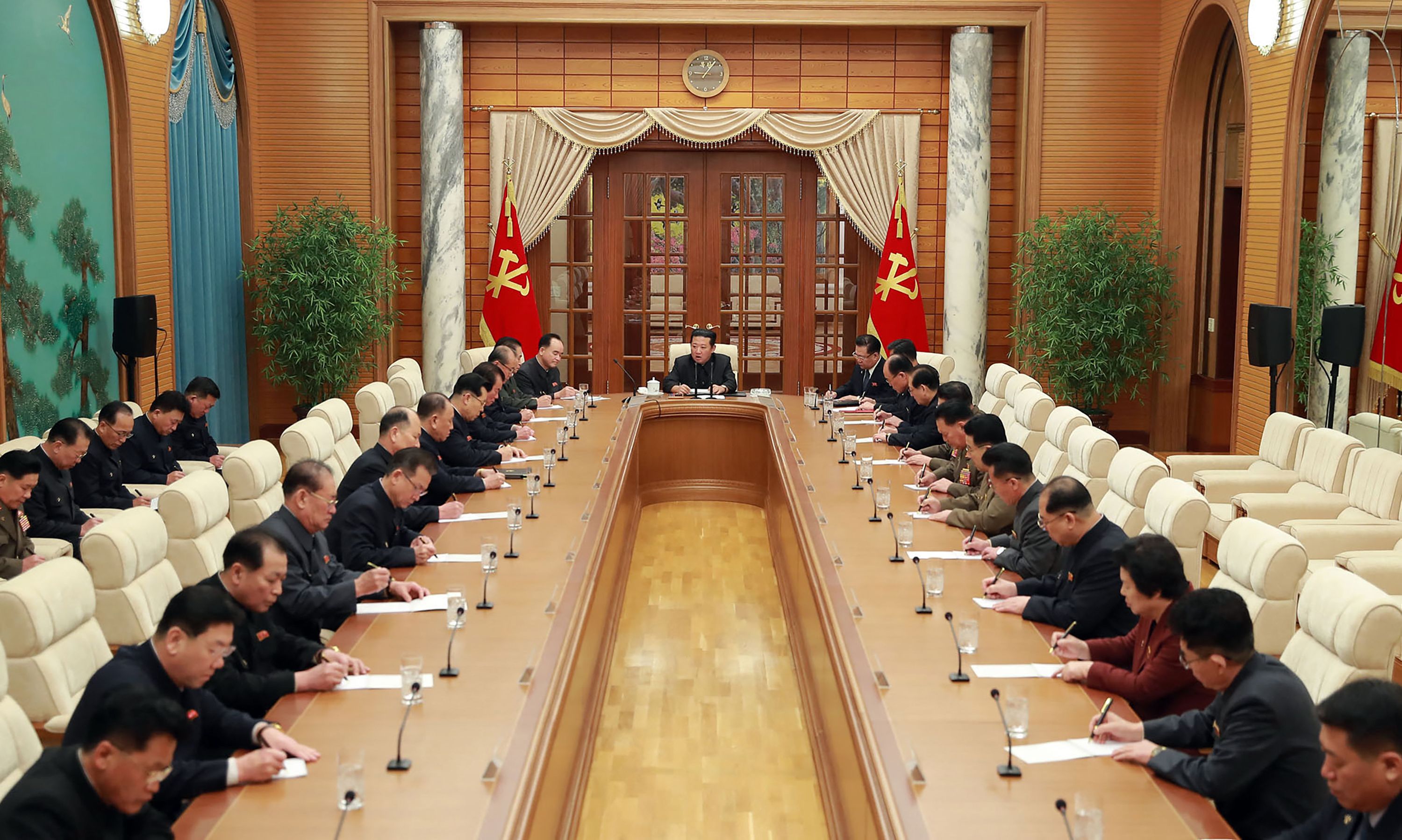 Pemimpin Korea Utara Kim Jong-un menggelar pertemuan dengan Polibiro di Gedung Komisi Sentral Partai, Pyongyang, Rabu (19/1). 