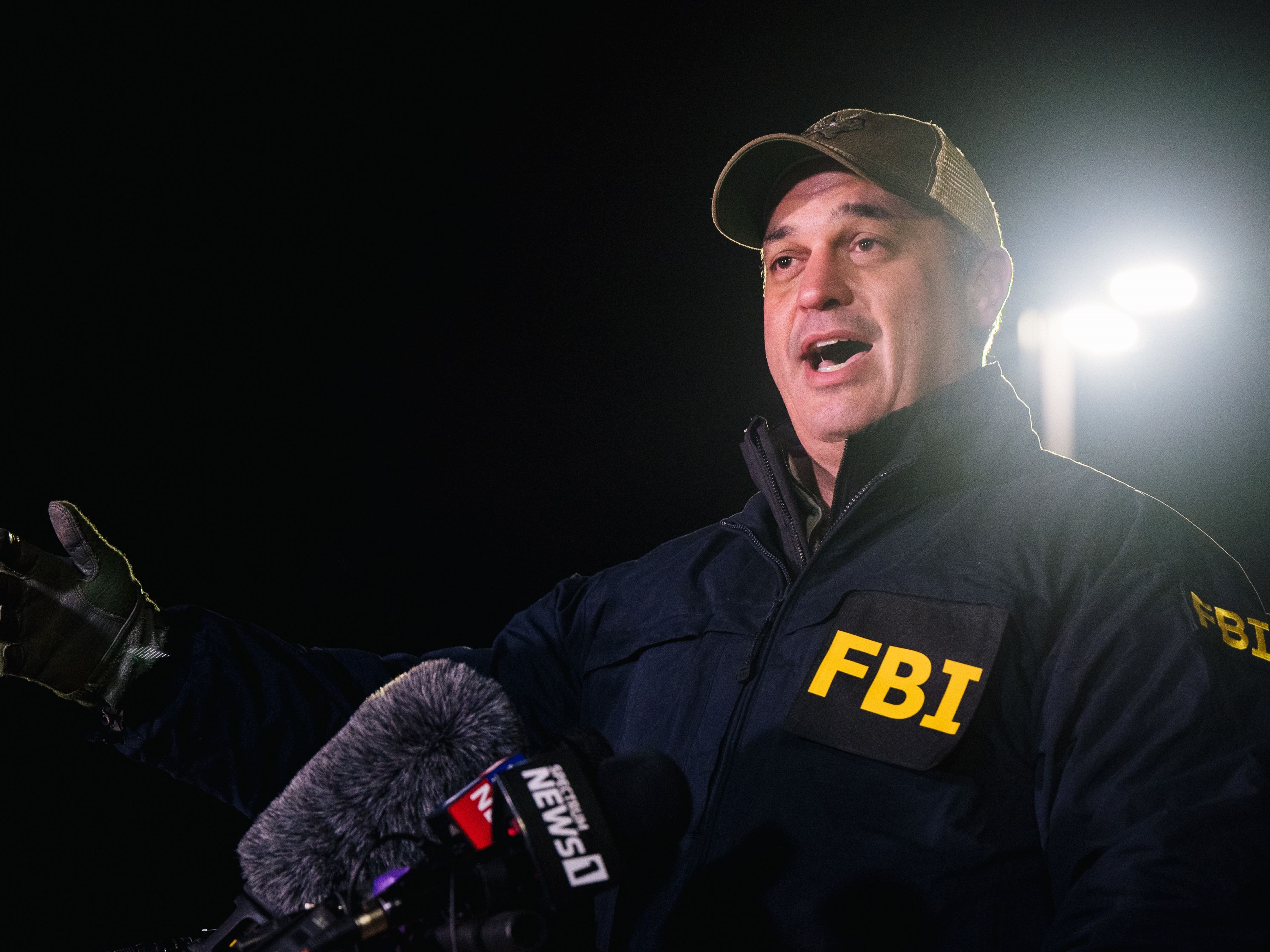 Agen Khusus FBI yang bertugas Matthew DeSarno berbicara pada konferensi pers, dekat sinagoge Kongregasi Beth Israel, 15 Januari 2022.