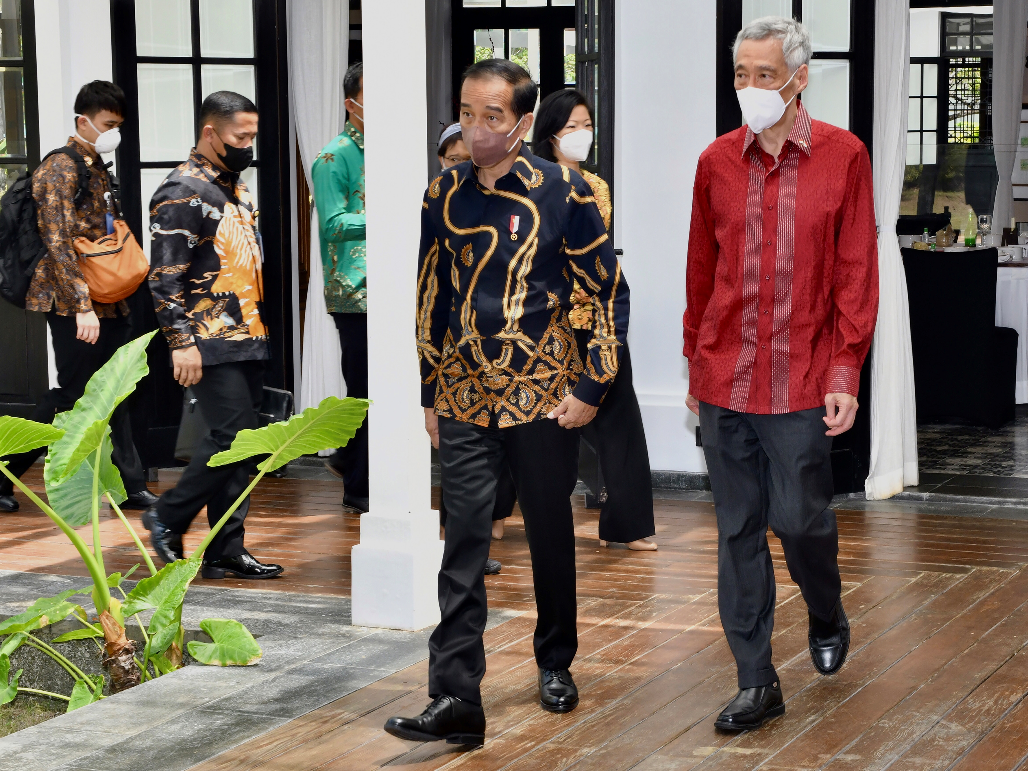 Presiden Joko Widodo (kedua kanan) berjalan bersama PM Singapura Lee Hsien Loong (kanan) di The Sanchaya Resort Bintan, Kepri, Selasa (25/1)