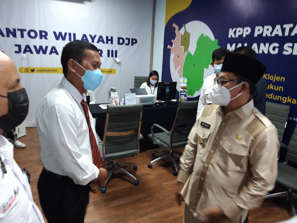 Wali Kota Malang Sutiaji (kanan) berbincang dengan petugas di Mal Pelayanan Publik