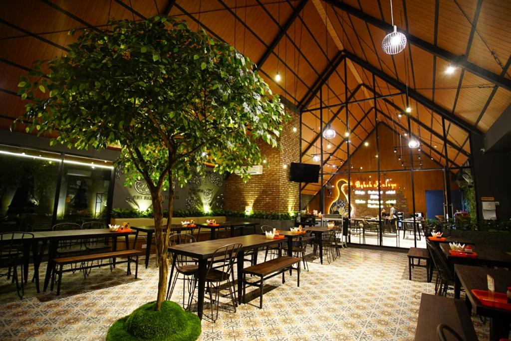 Suasana restoran Bebek Kaleyo di Summarecon Bekasi