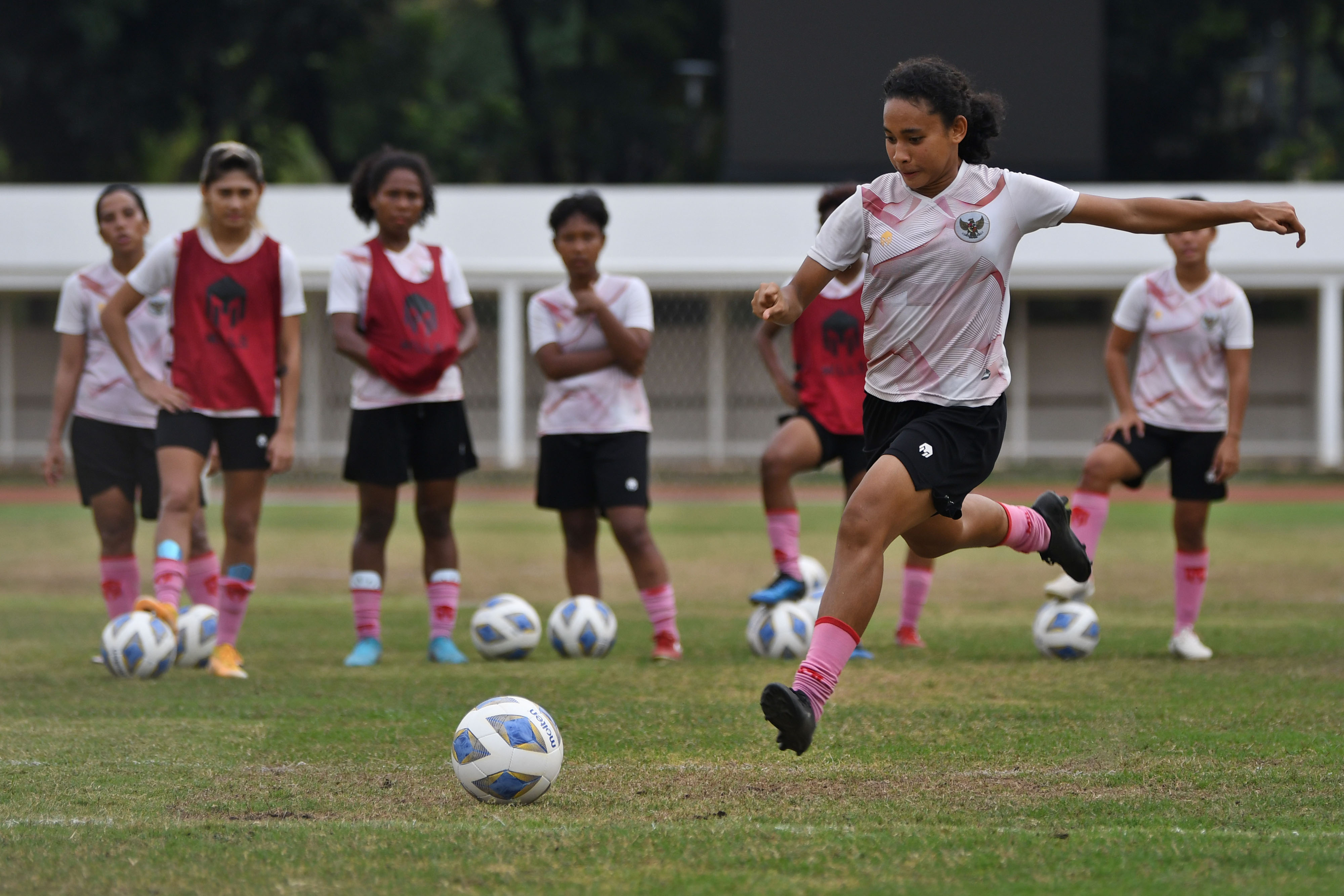 Timnas putri melakukan pemusatan latihan di Stadion Madya, kompleks Stadion Utama Gelora Bung Karno (SUGBK), Senayan, Jakarta.