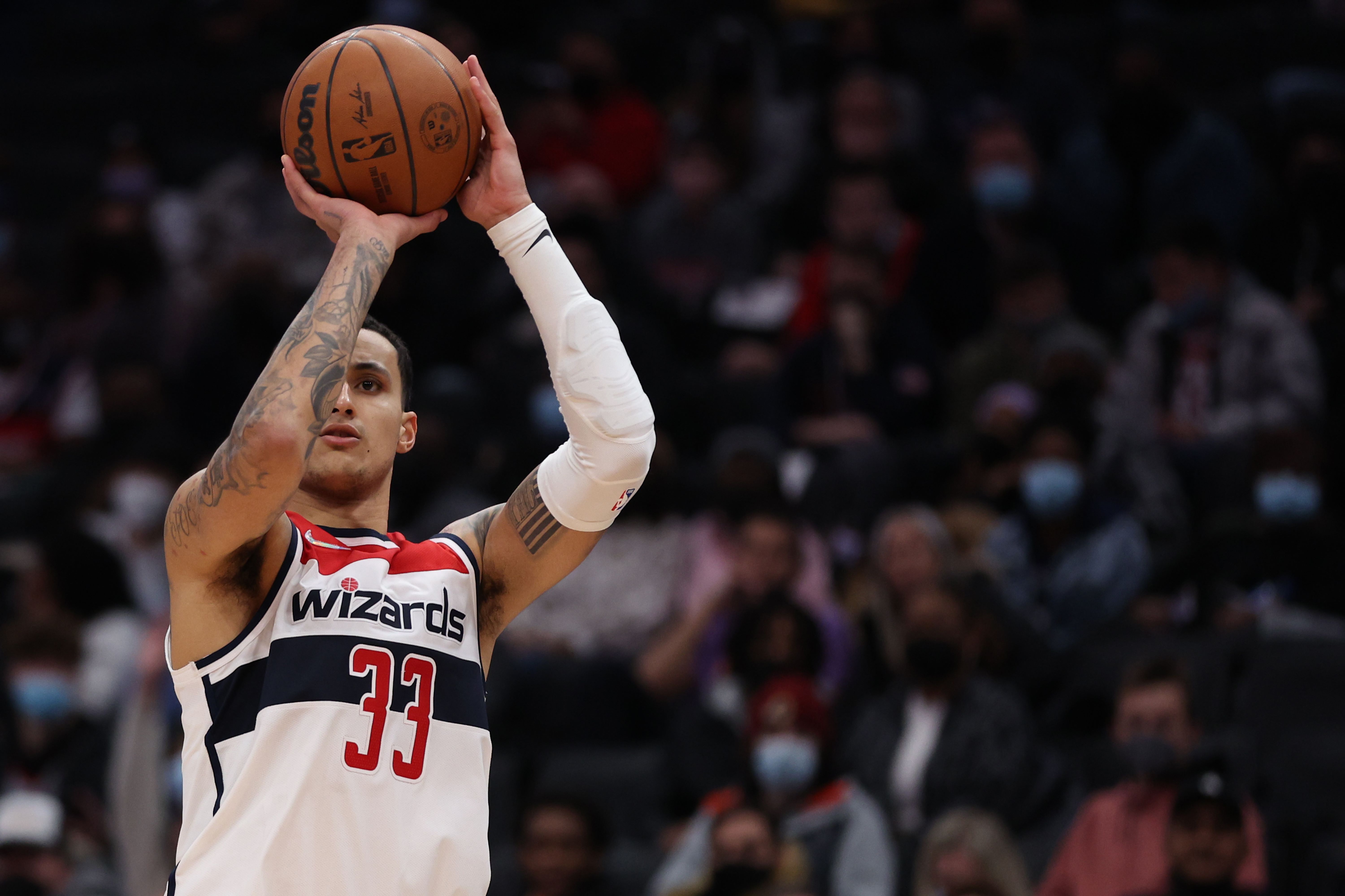 Pemain andalan Washington Wizards, Kyle Kuzma, siap melakukan tembakan tri poin.