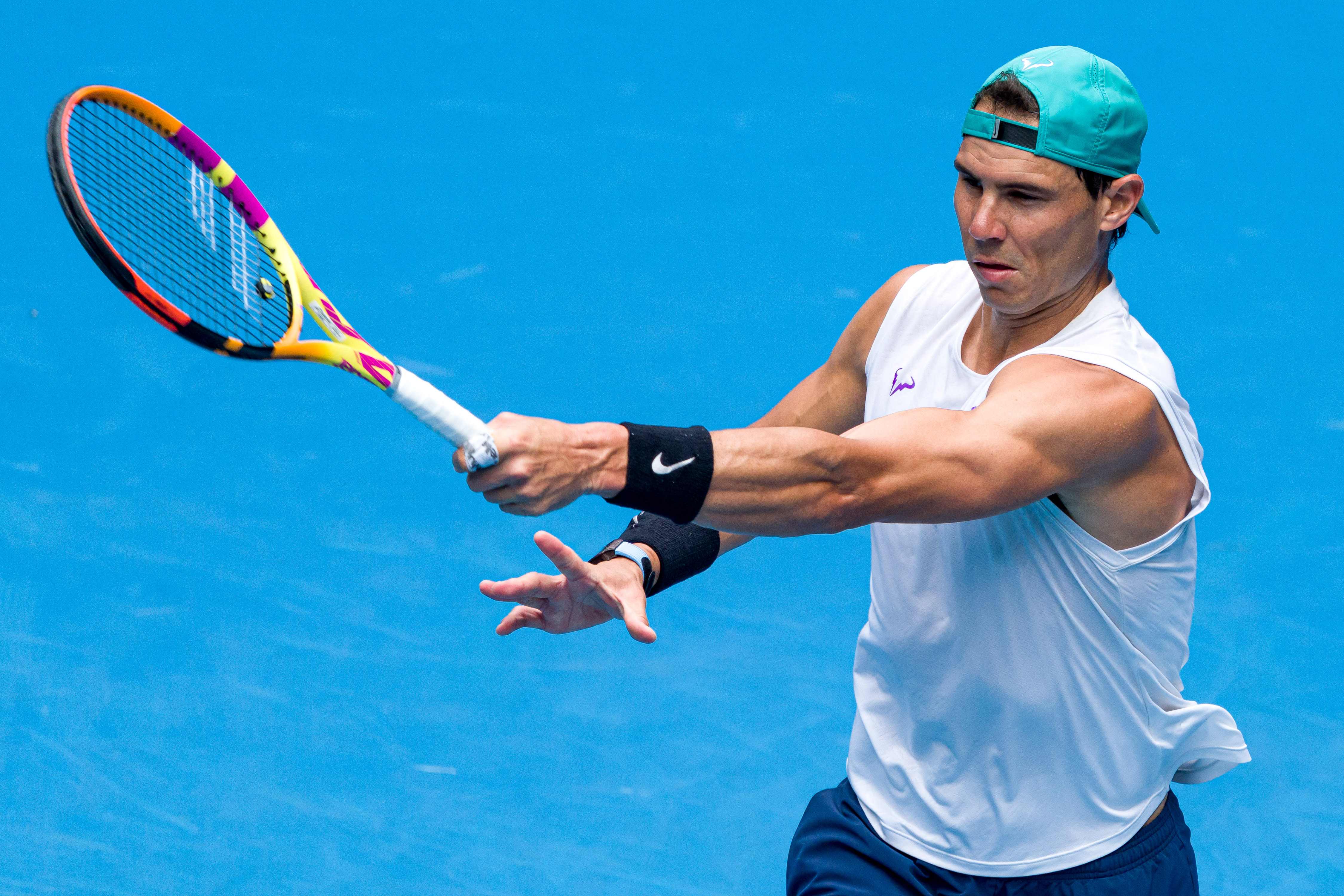 Petenis Rafael Nadal melakukan latihan, Sabtu (15/1) untuk menghadapi turnamen grand slam Australia Terbuka 2022. 