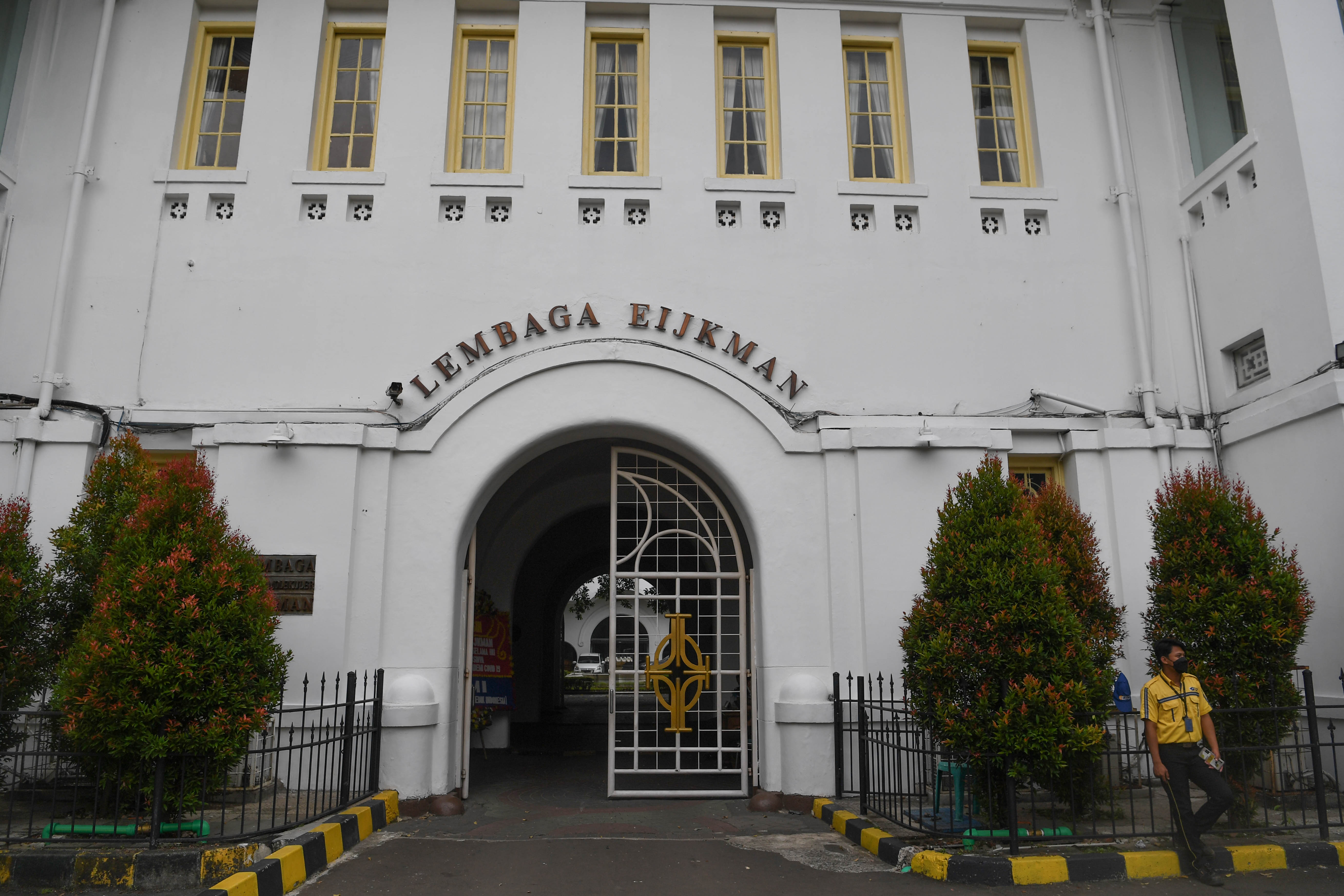  Seorang pegawai berada di depan Kantor Lembaga Biologi Molekuler (LBM) Eijkman di Jakarta, Senin (3/1/2022)