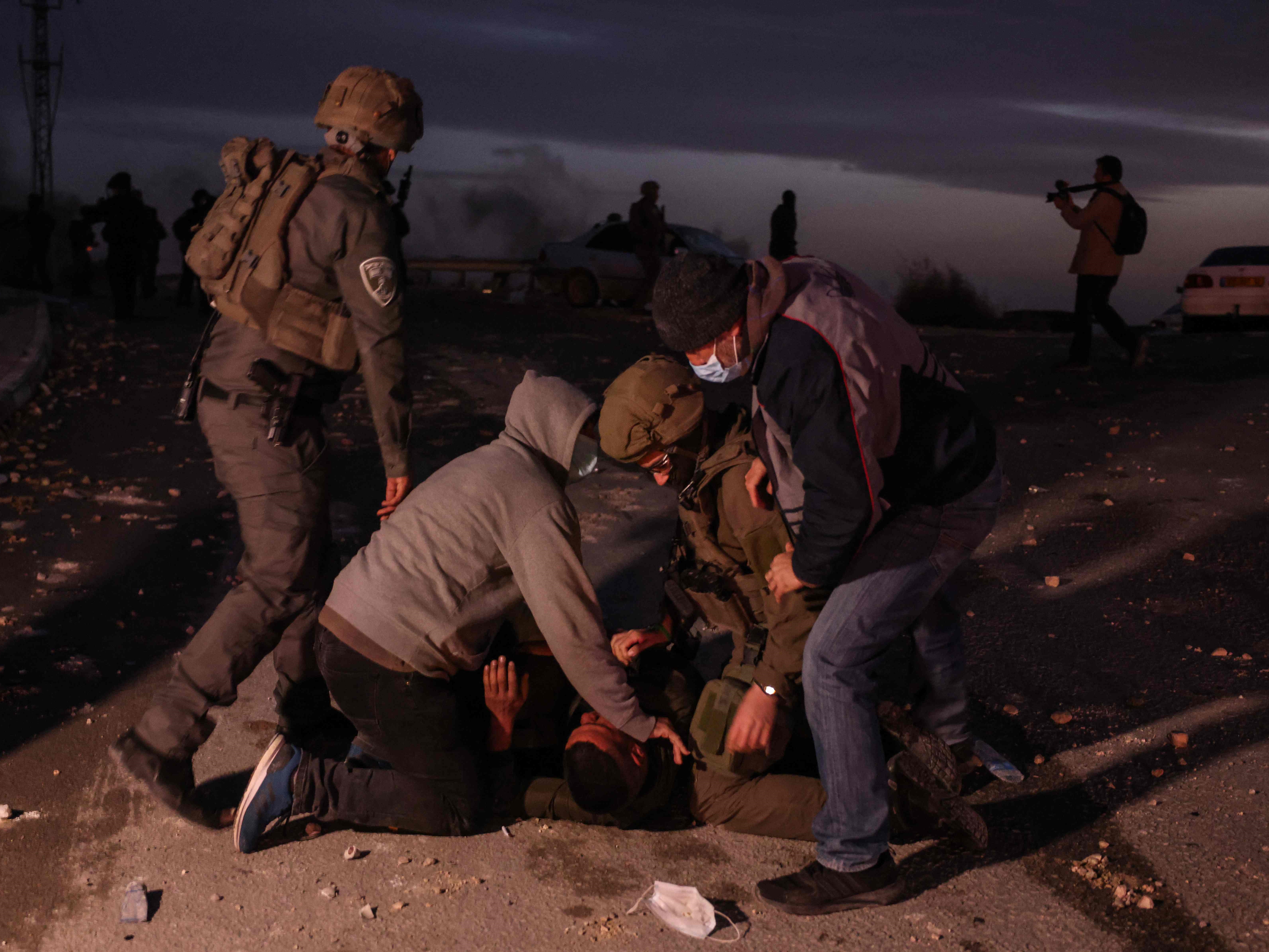 Pasukan keamanan Israel menangkap seorang demonstran Beduin muda selama protes di desa Israel selatan Sa'we al-Atrash di Gurun Neguev.