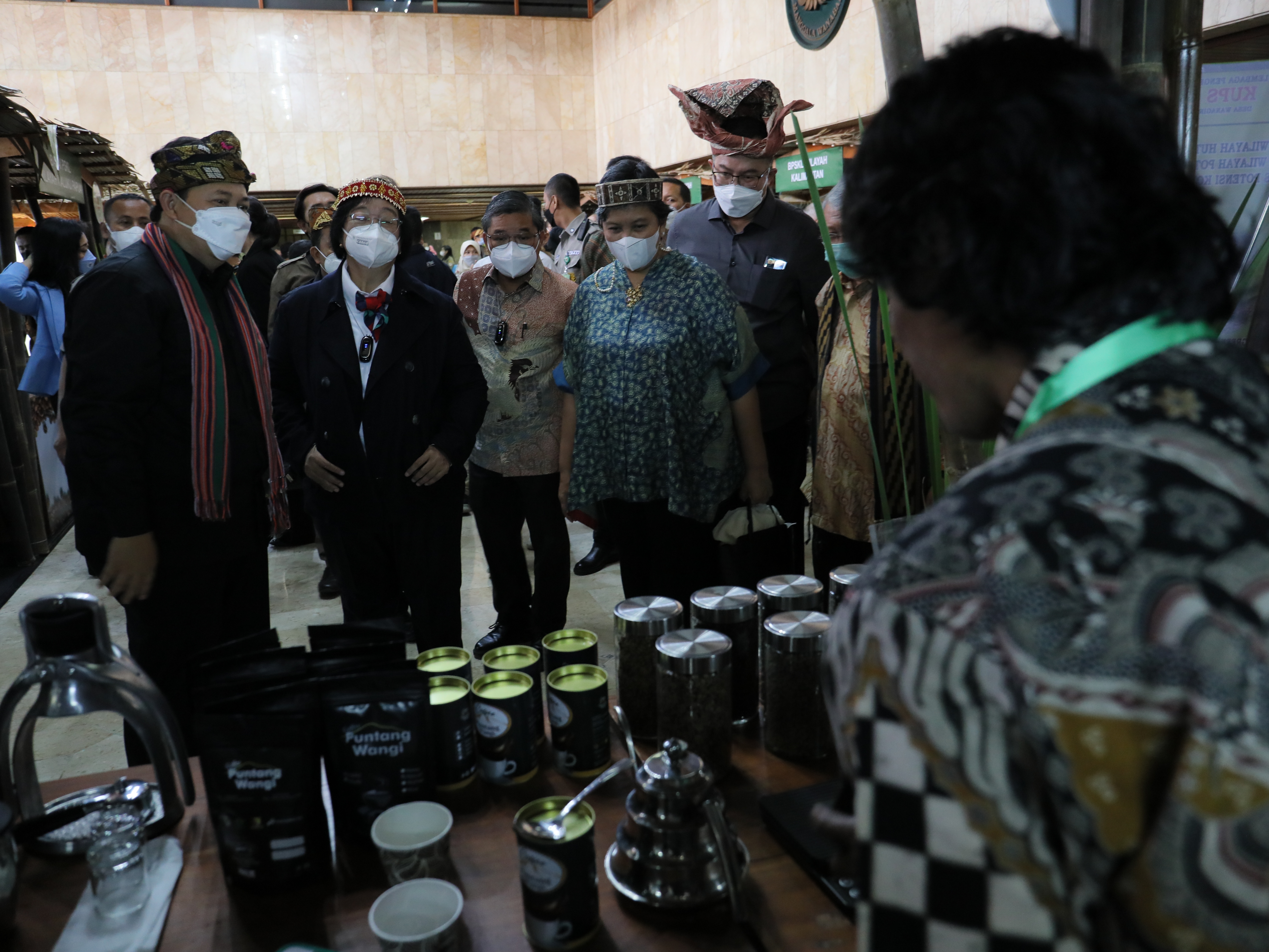 Wakil Ketua MPR Lestari Moerdijat dan Menteri LHK Siti Nurbaya meninjau stan saat pembukaan Festival PeSoNa Kopi Argoforestry 2022.