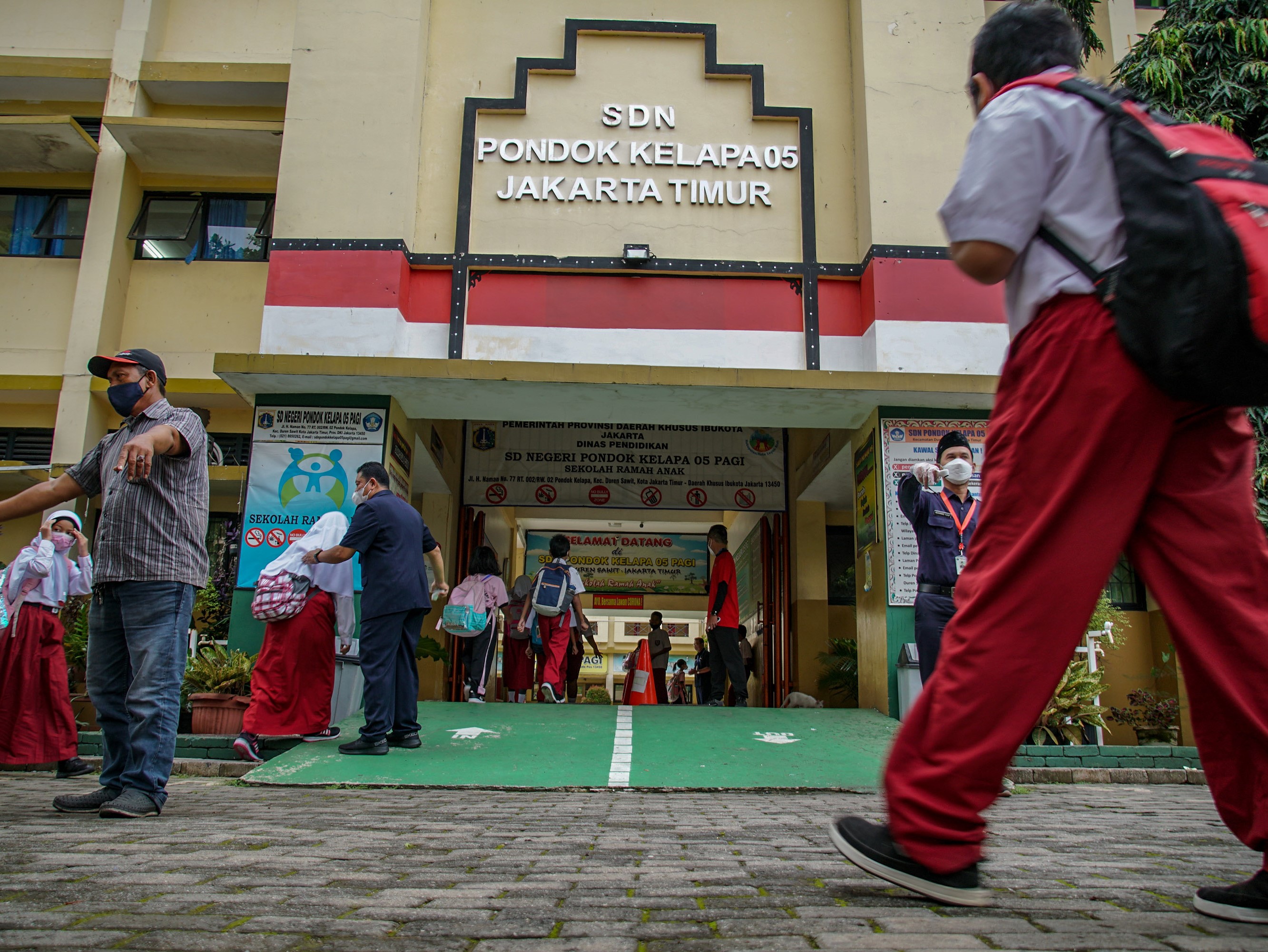 Siswa mengikuti pembelajaran tatap muka (PTM) di SDN 05 Pondok Kelapa, Jakarta Timur, Selasa (4/1/2022). 