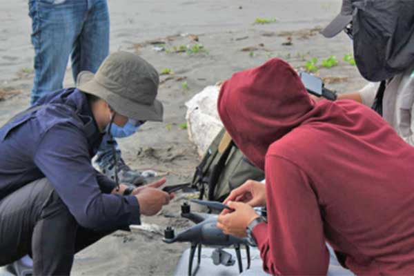 Kegiatan survei drone untuk mendeteksi perubahan garis pantai.