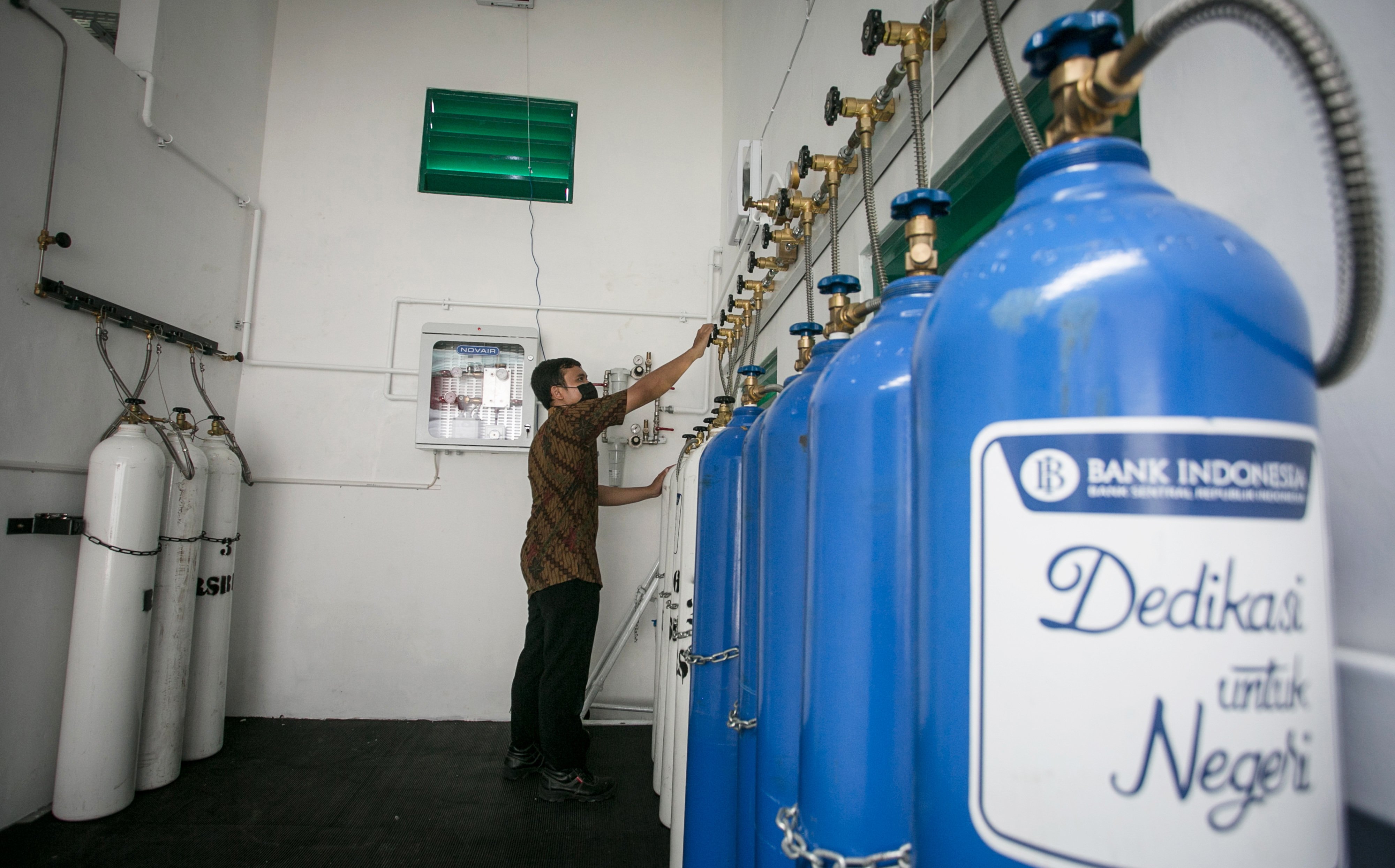 Petugas RSUD Bung Karno, Solo, Jawa Tengah memeriksa tabung pengisian oksigen, Sabtu (18/12/2021). 