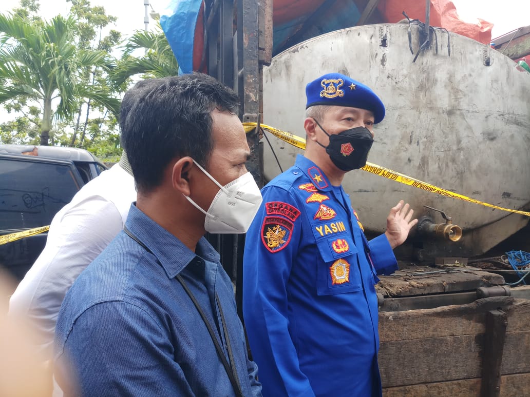 Petugas Polairud memperlihatkan barang bukti truk tangki di Cilacap