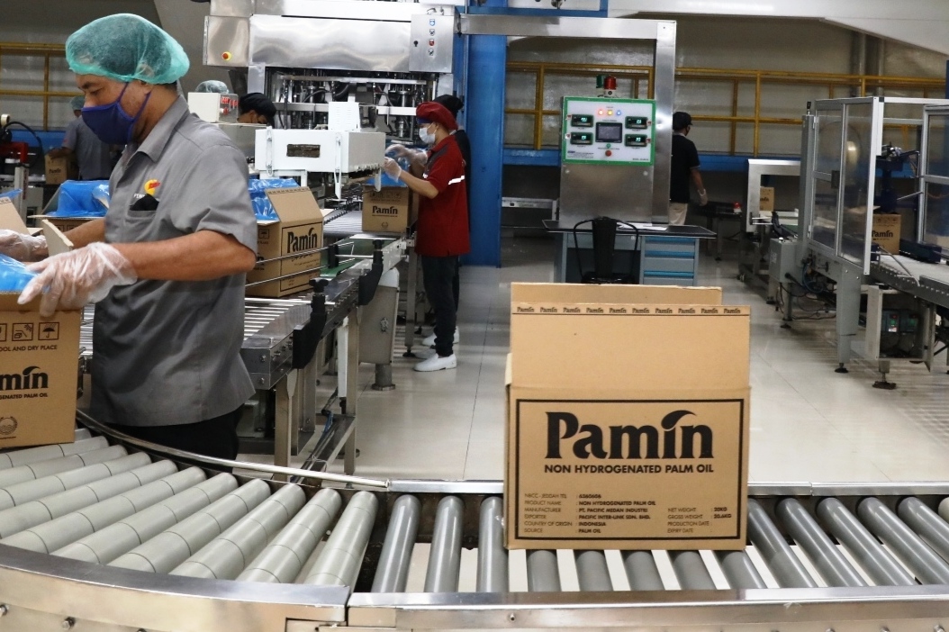 Pengepakan minyak goreng di Kota Medan.