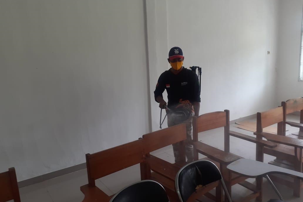 Ruangan Fakultas Ekonomi Bisnis dan Rektorat Universitas Palangka Raya saat disinfeksi covid-19.