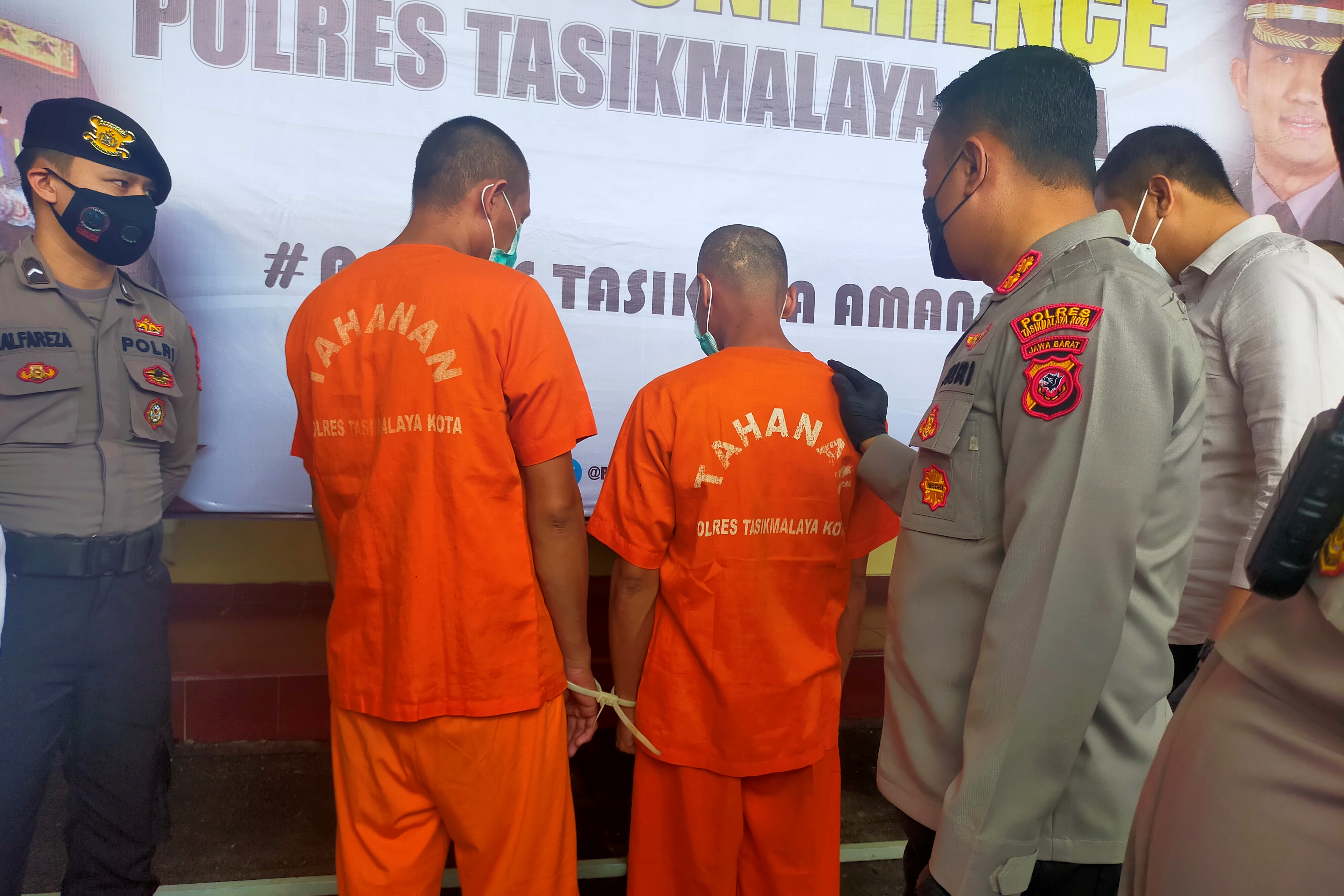 Dua orang tersangka kasus pengeroyokan seorang pelajar hingga berujung meninggal dunia.