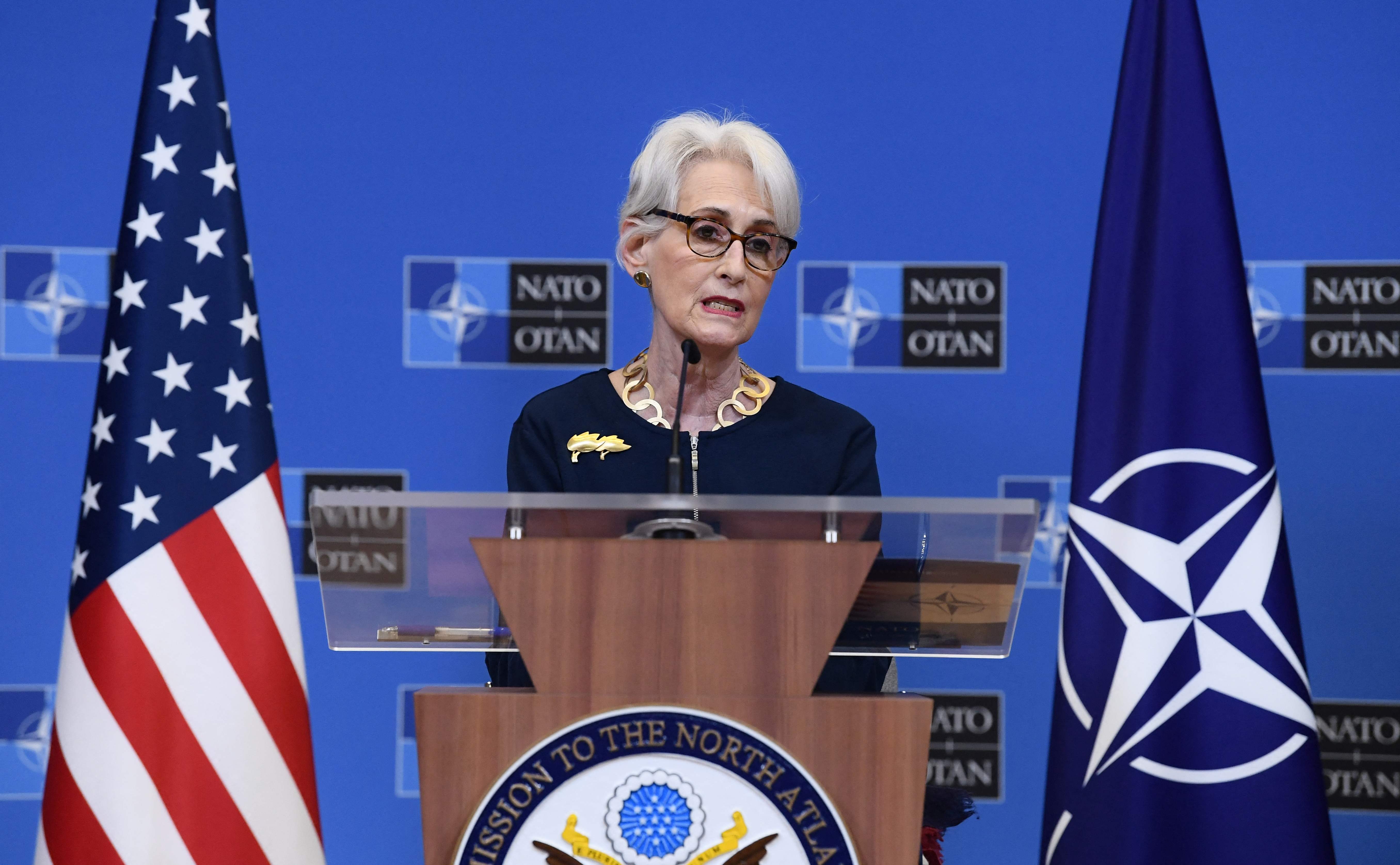 Wakil Menteri Luar Negeri AS Wendy Sherman menyampaikan pendapatnya pada jumpa pers terkait pertemuan NATO-Rusia di Brussels, Belgia,