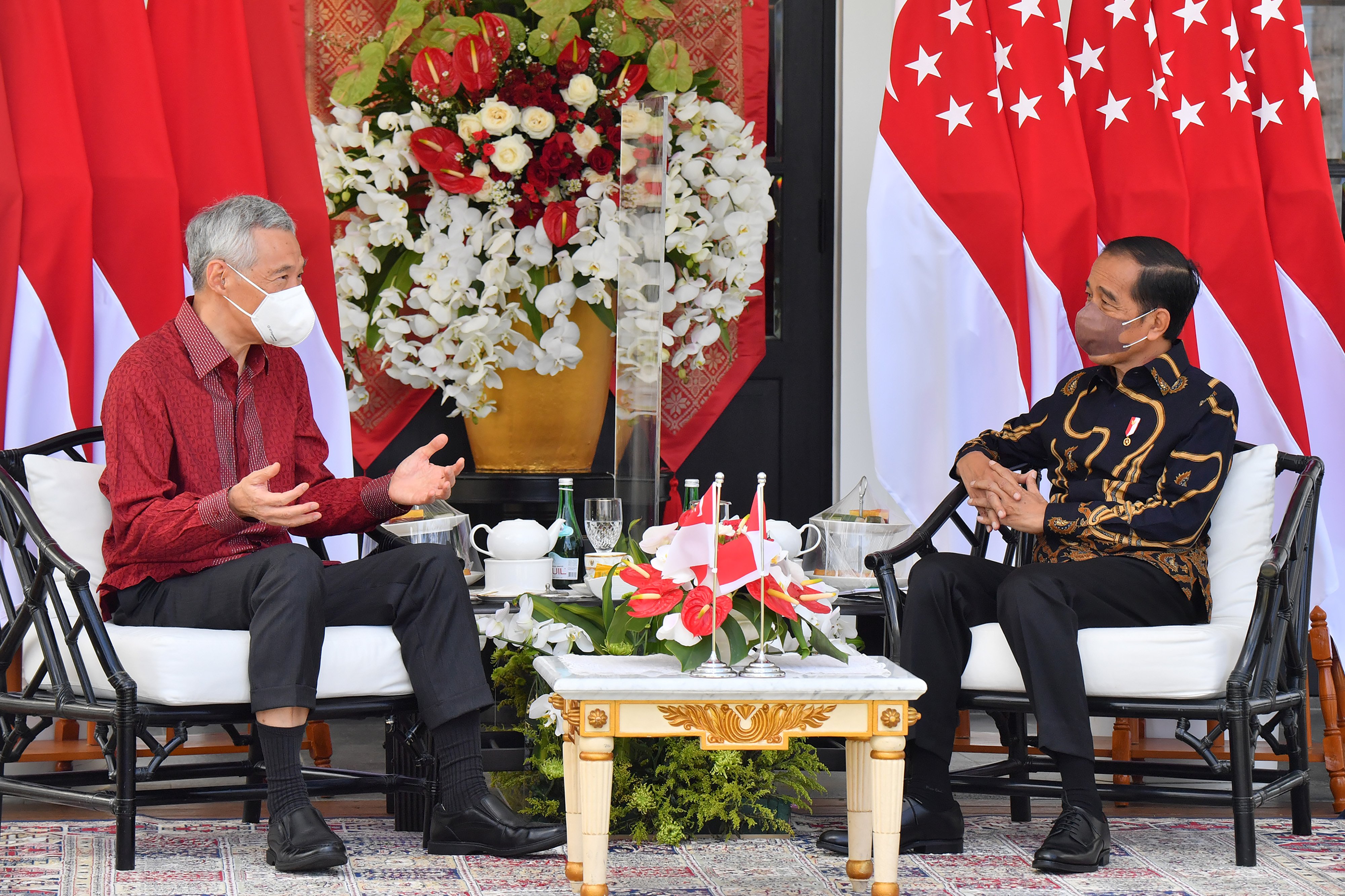Presiden Joko Widodo (kanan) berbincang dengan Perdana Menteri Singapura Lee Hsien Loong