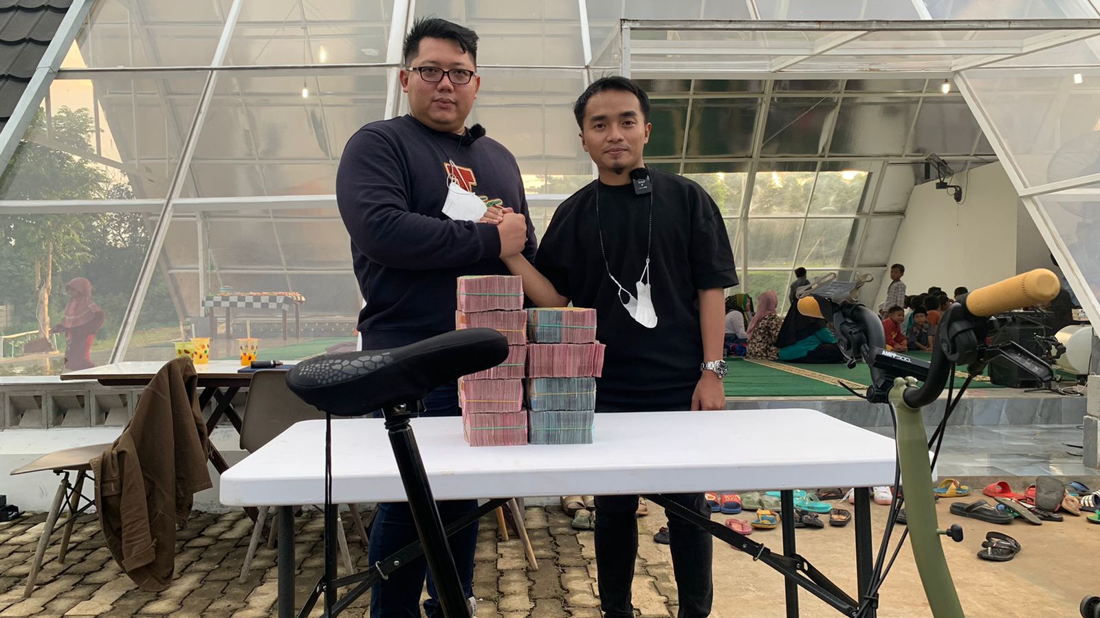 Pengusaha Reza Paten menangkan lelang Rp777.777.777 sepeda lipat milik Taqy Malik untuk membangun Masjid Malikal Mulki di Cibinong.